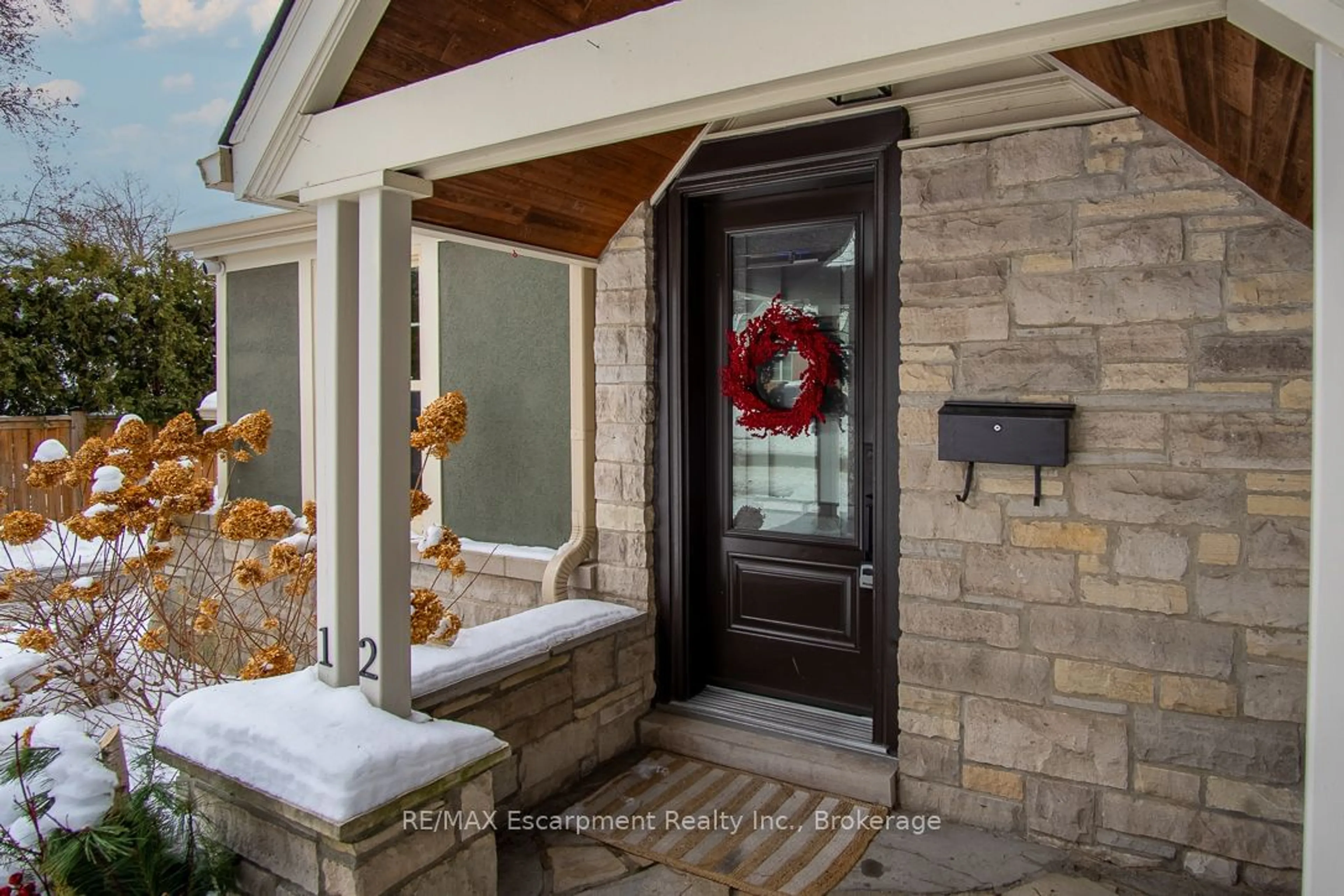 Indoor entryway for 12 Washington Ave, Oakville Ontario L6K 1W6