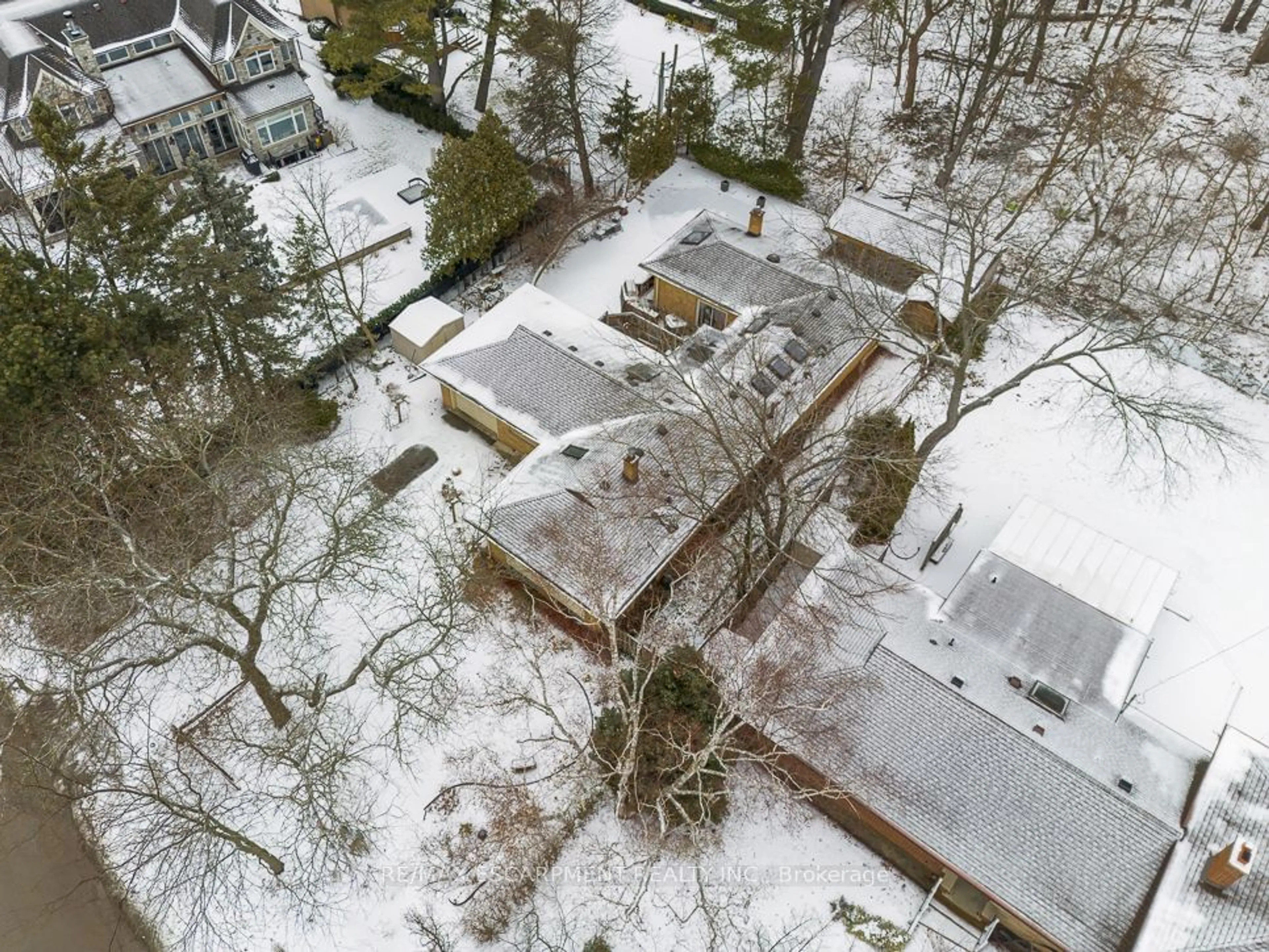 A pic from outside/outdoor area/front of a property/back of a property/a pic from drone, street for 177 Woodhaven Park Dr, Oakville Ontario L6L 4K4