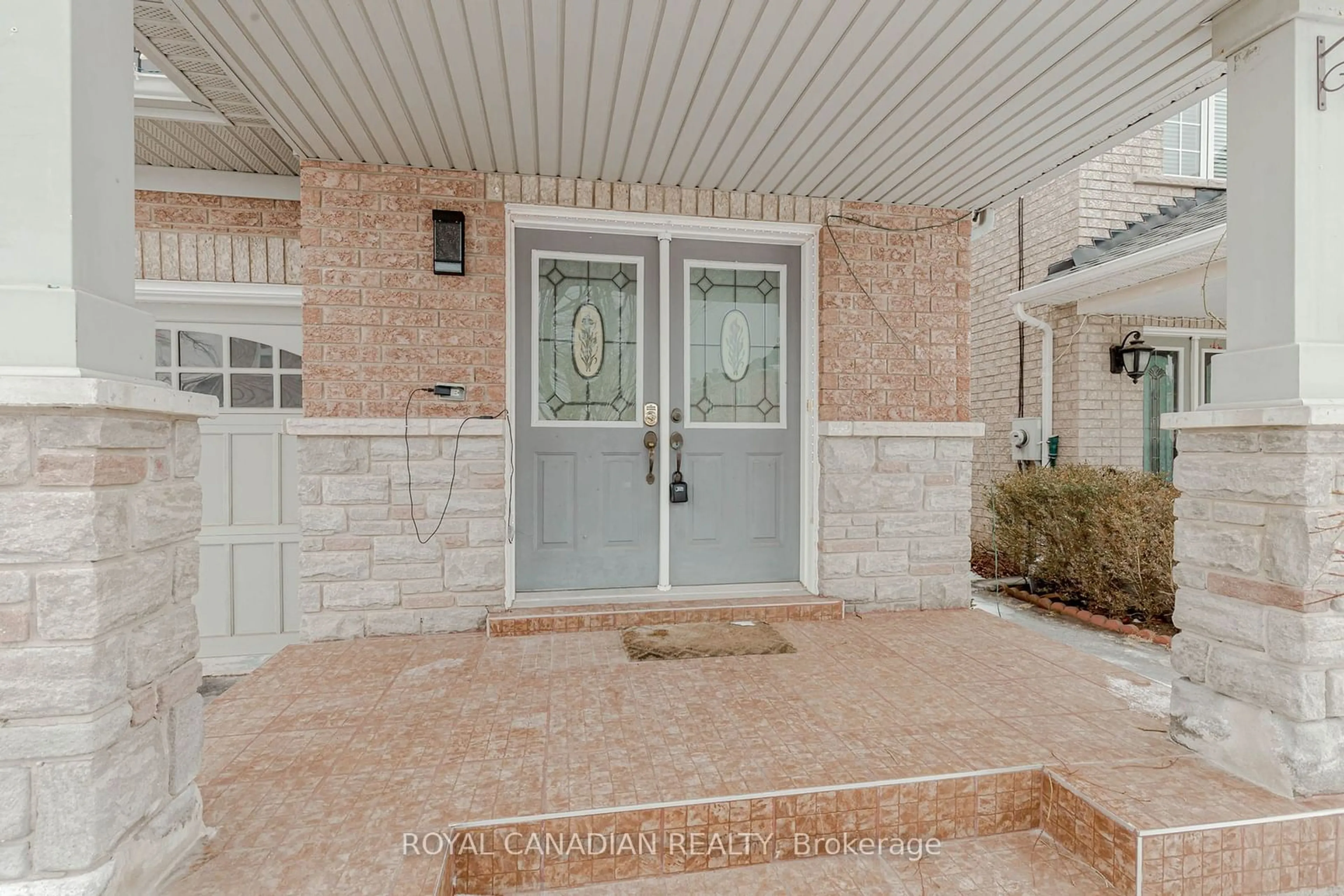 Indoor entryway for 2452 Pathfinder Dr, Burlington Ontario L7L 6X9