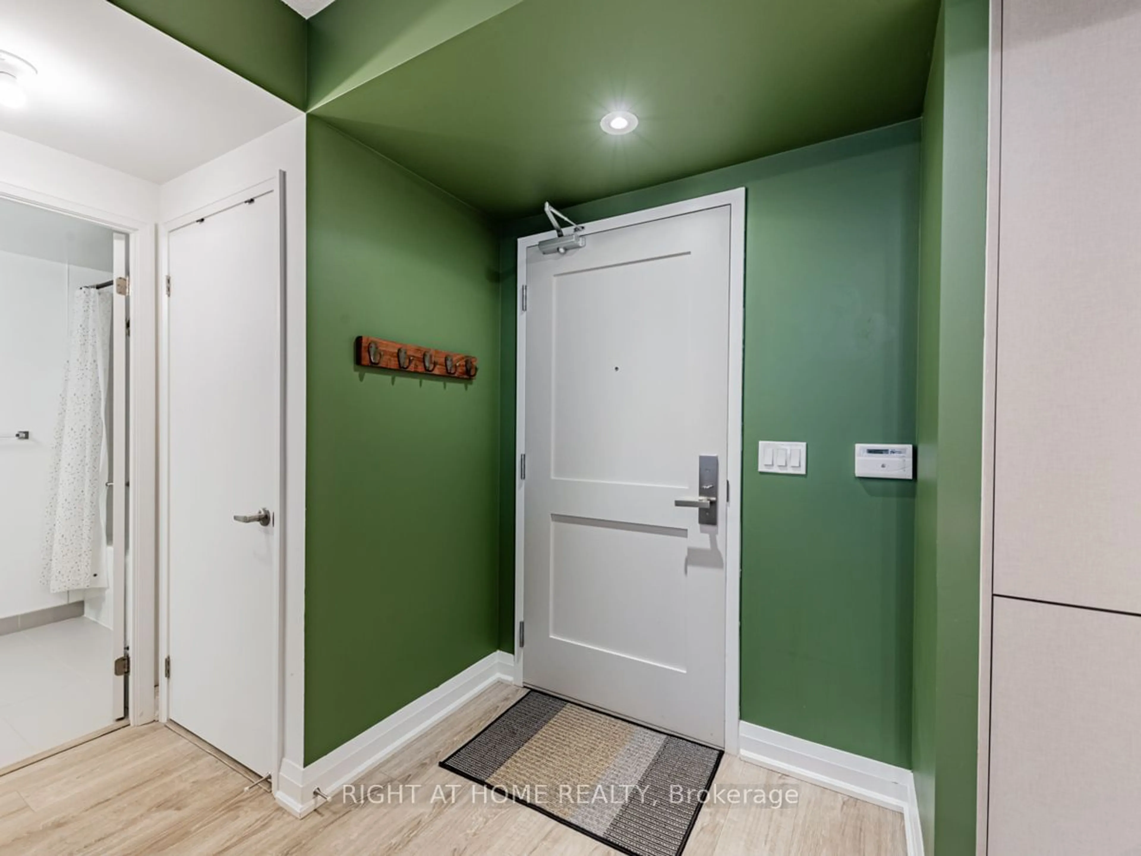 Indoor entryway for 26 Gibbs Rd #324, Toronto Ontario M9B 0E4