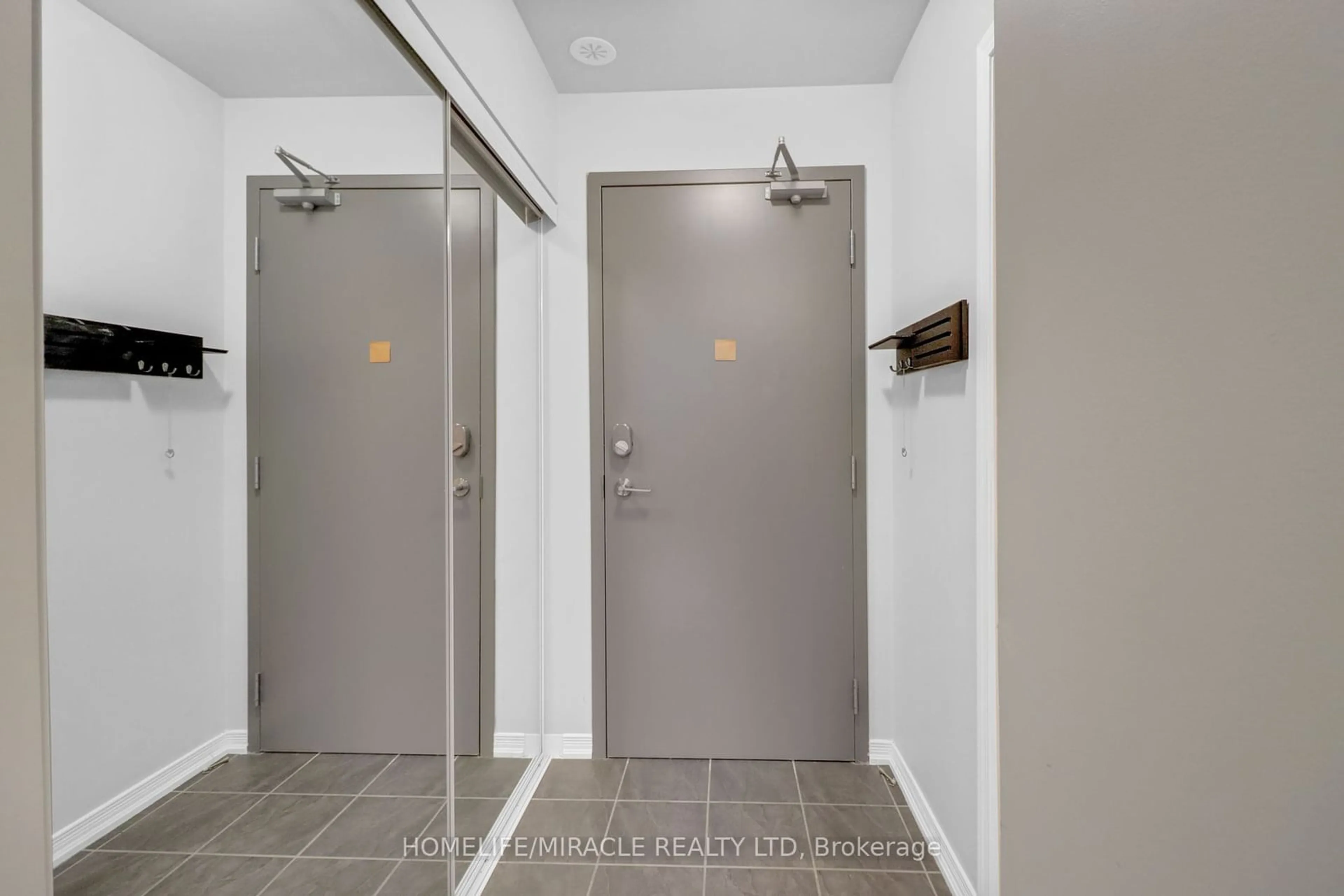 Indoor entryway for 54 Sky Harbour Dr #208, Brampton Ontario L6Y 6B9