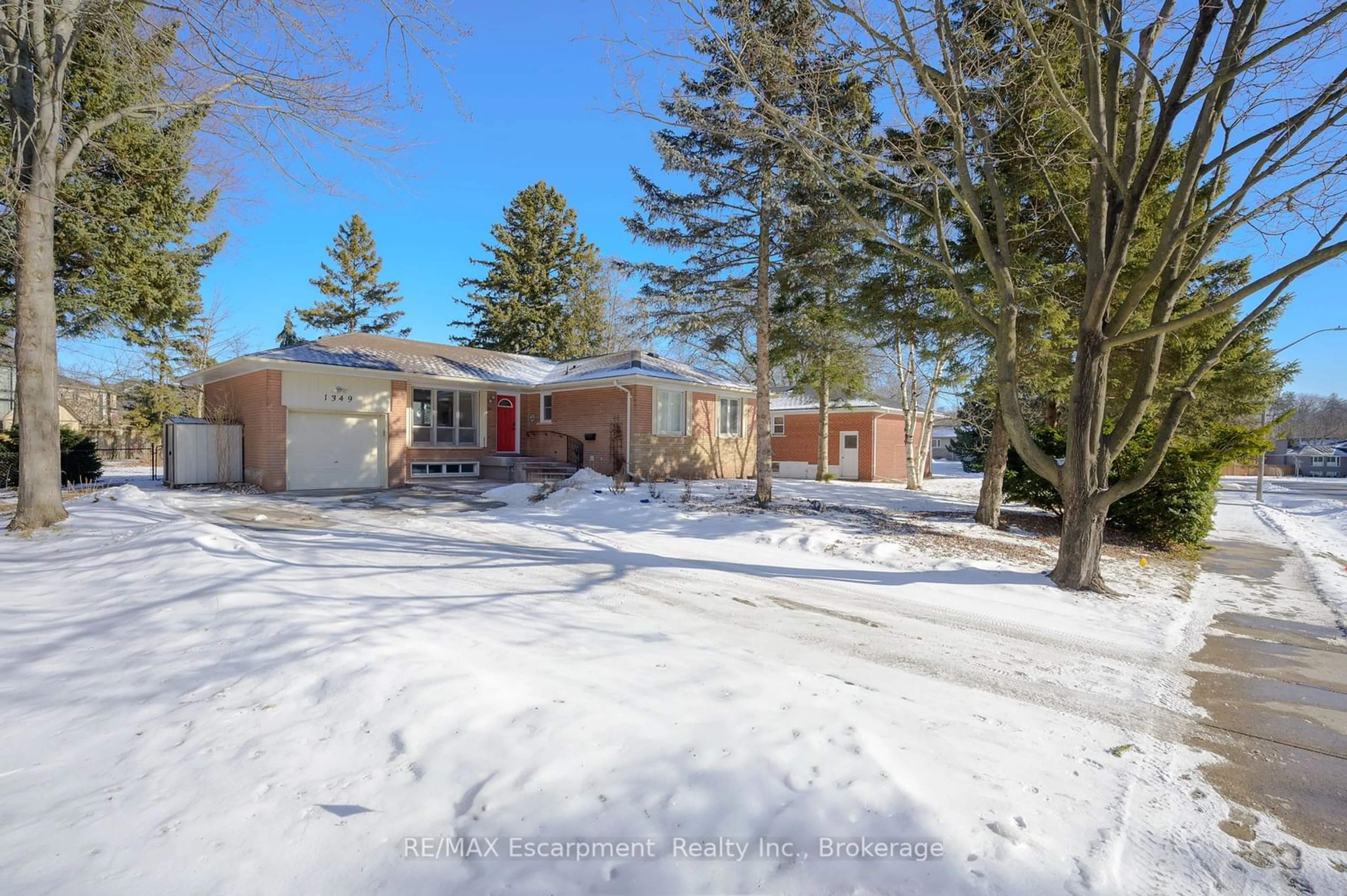 A pic from outside/outdoor area/front of a property/back of a property/a pic from drone, street for 1349 Sedgewick Cres, Oakville Ontario L6L 1X9