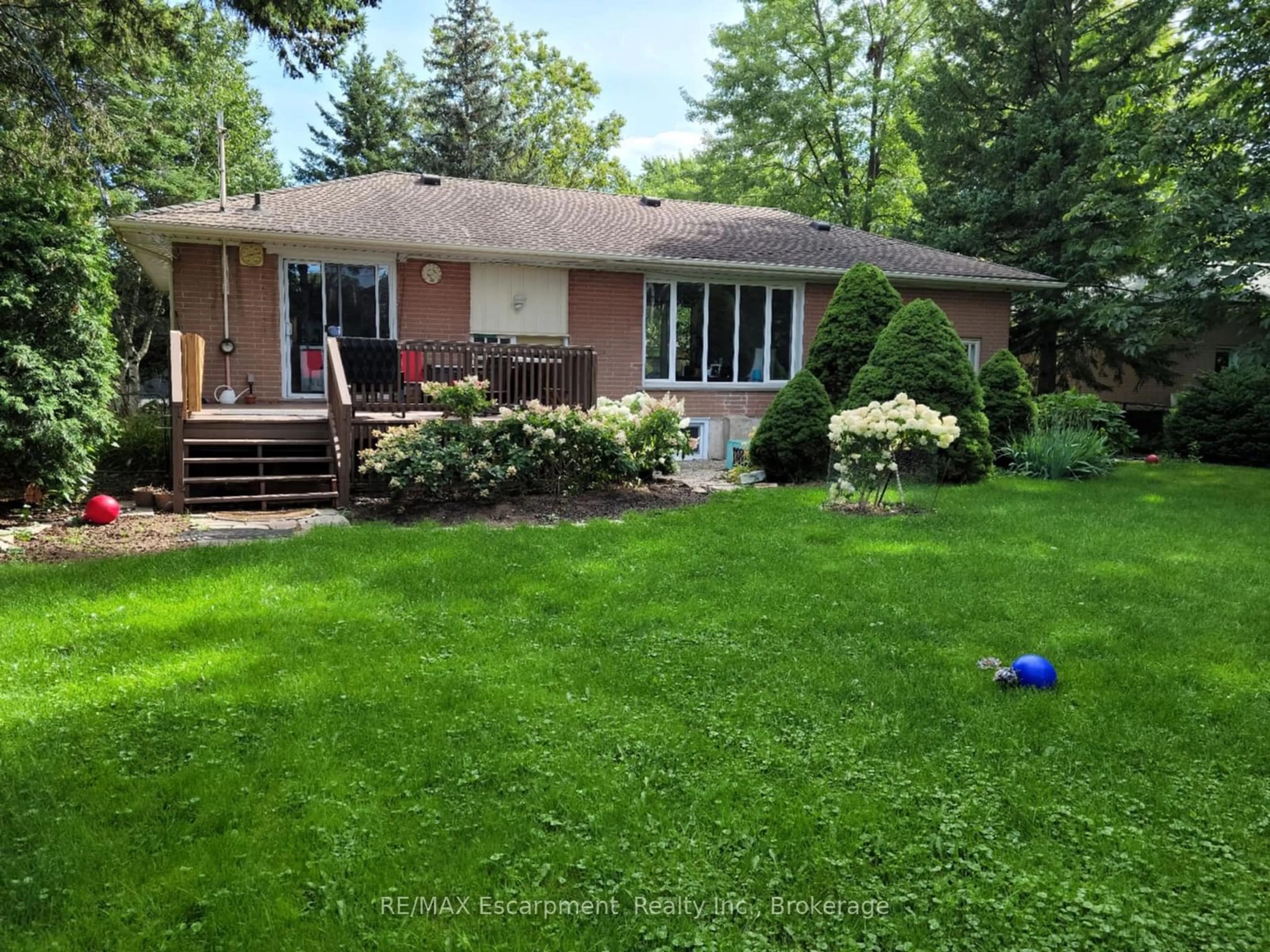 A pic from outside/outdoor area/front of a property/back of a property/a pic from drone, unknown for 1349 Sedgewick Cres, Oakville Ontario L6L 1X9