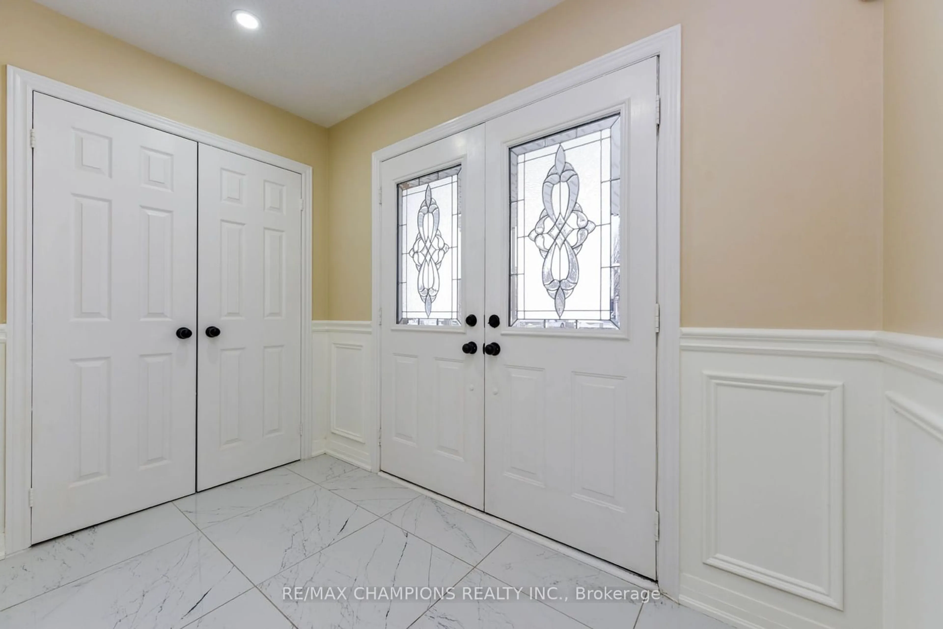 Indoor entryway for 258 Van Kirk Dr, Brampton Ontario L7A 3W5