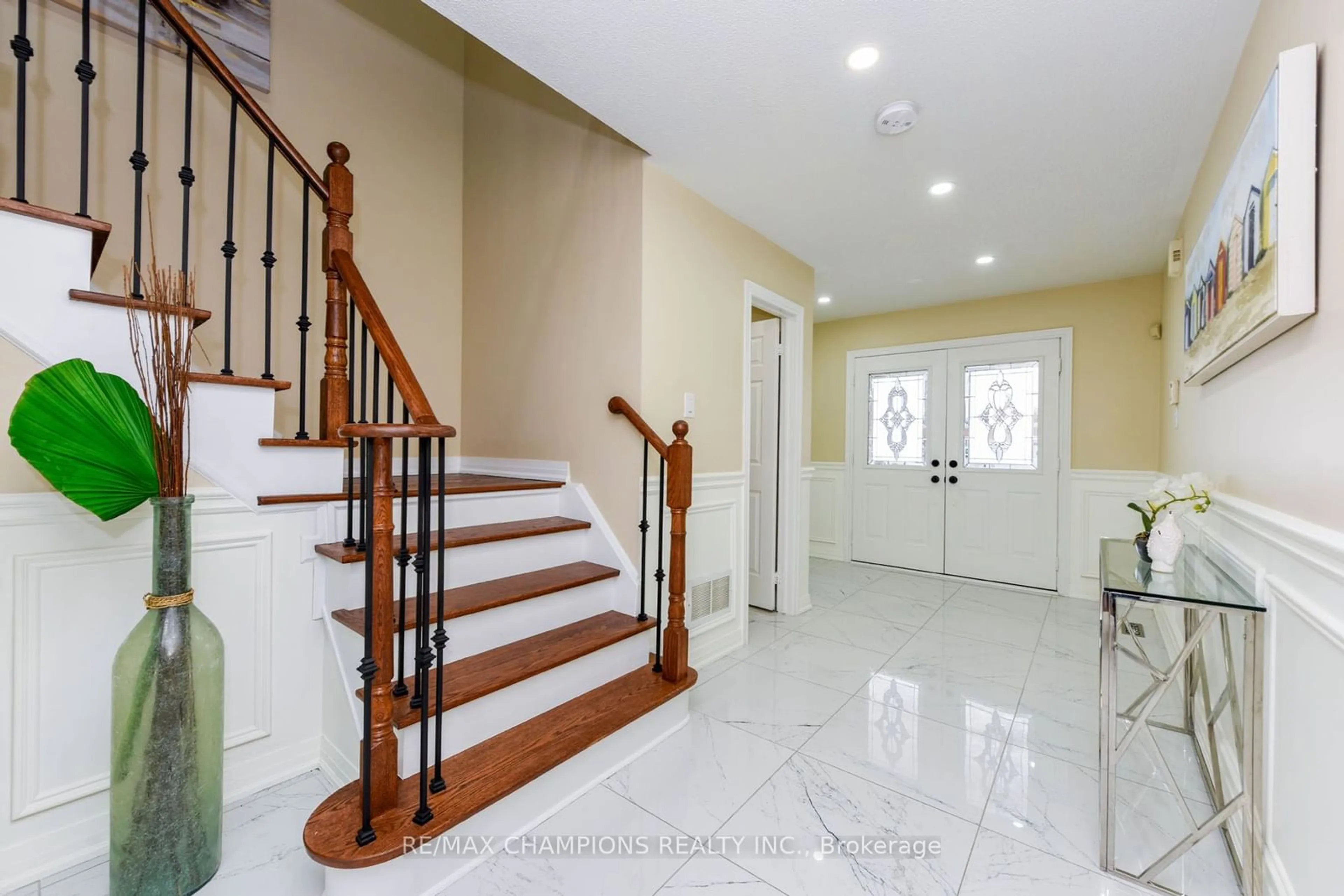 Indoor foyer for 258 Van Kirk Dr, Brampton Ontario L7A 3W5