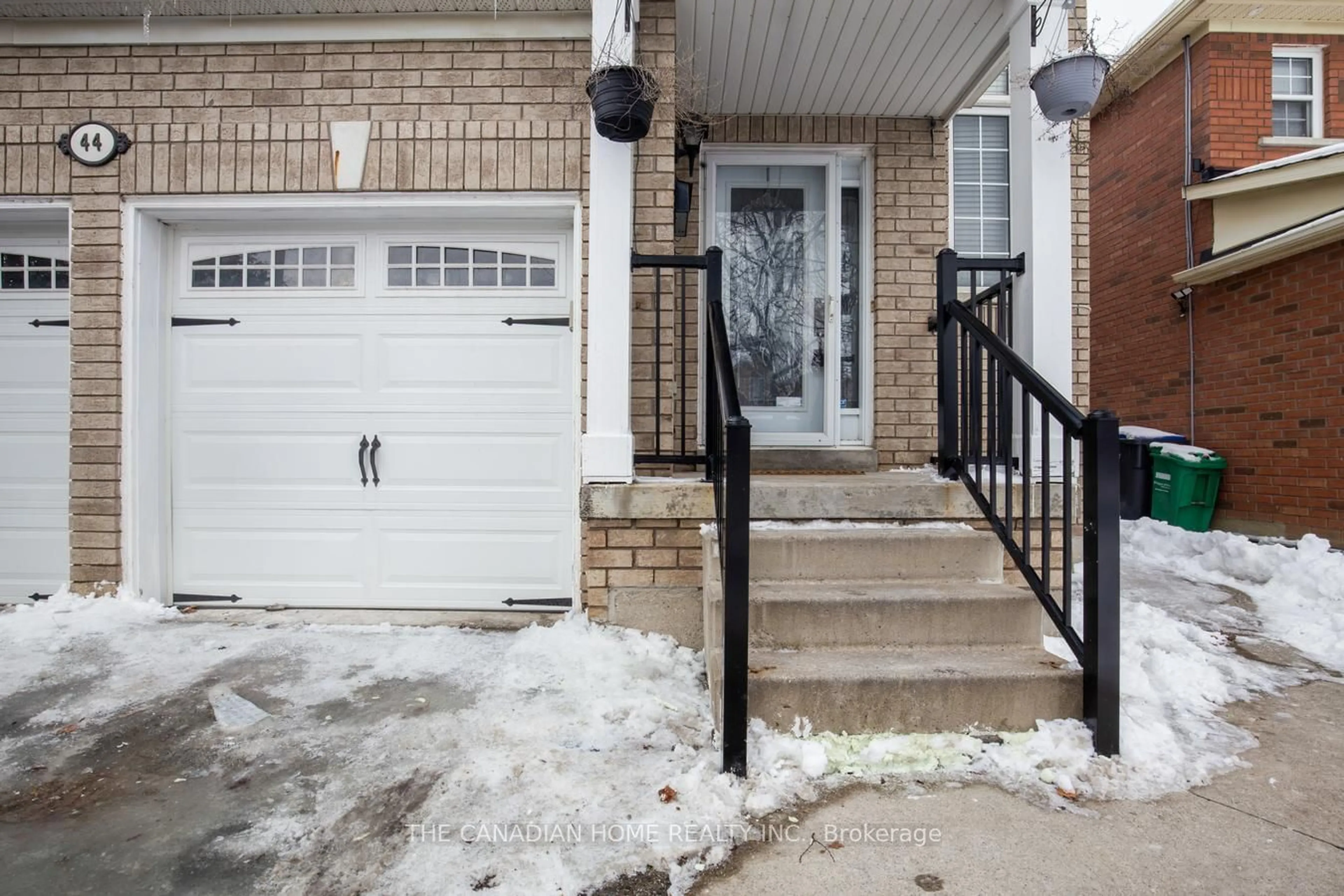 Indoor entryway for 44 EARLSBRIDGE Blvd, Brampton Ontario L7A 2L8