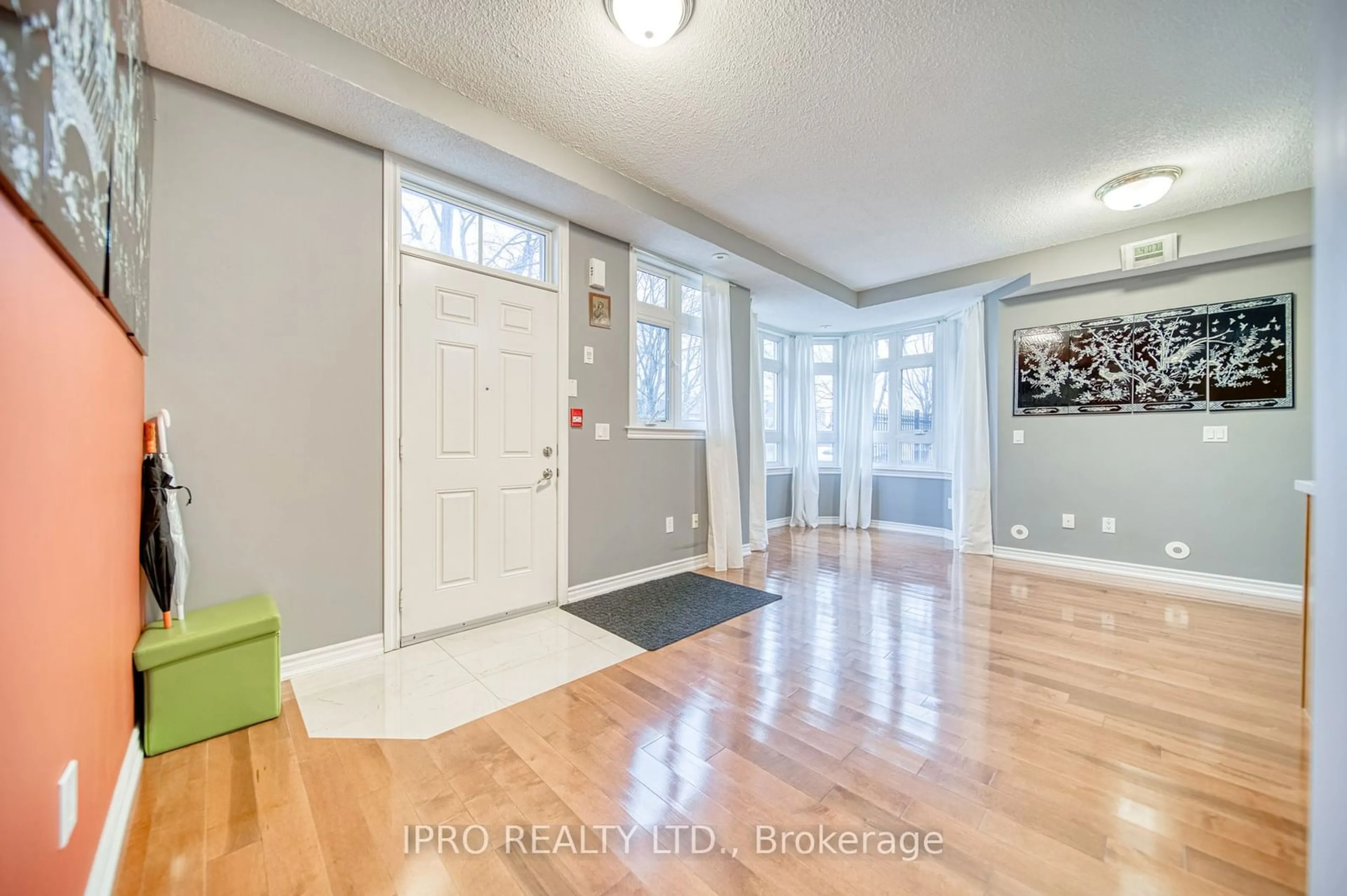 Indoor entryway for 1947 Lawrence Ave ##2, Toronto Ontario M9N 1H3