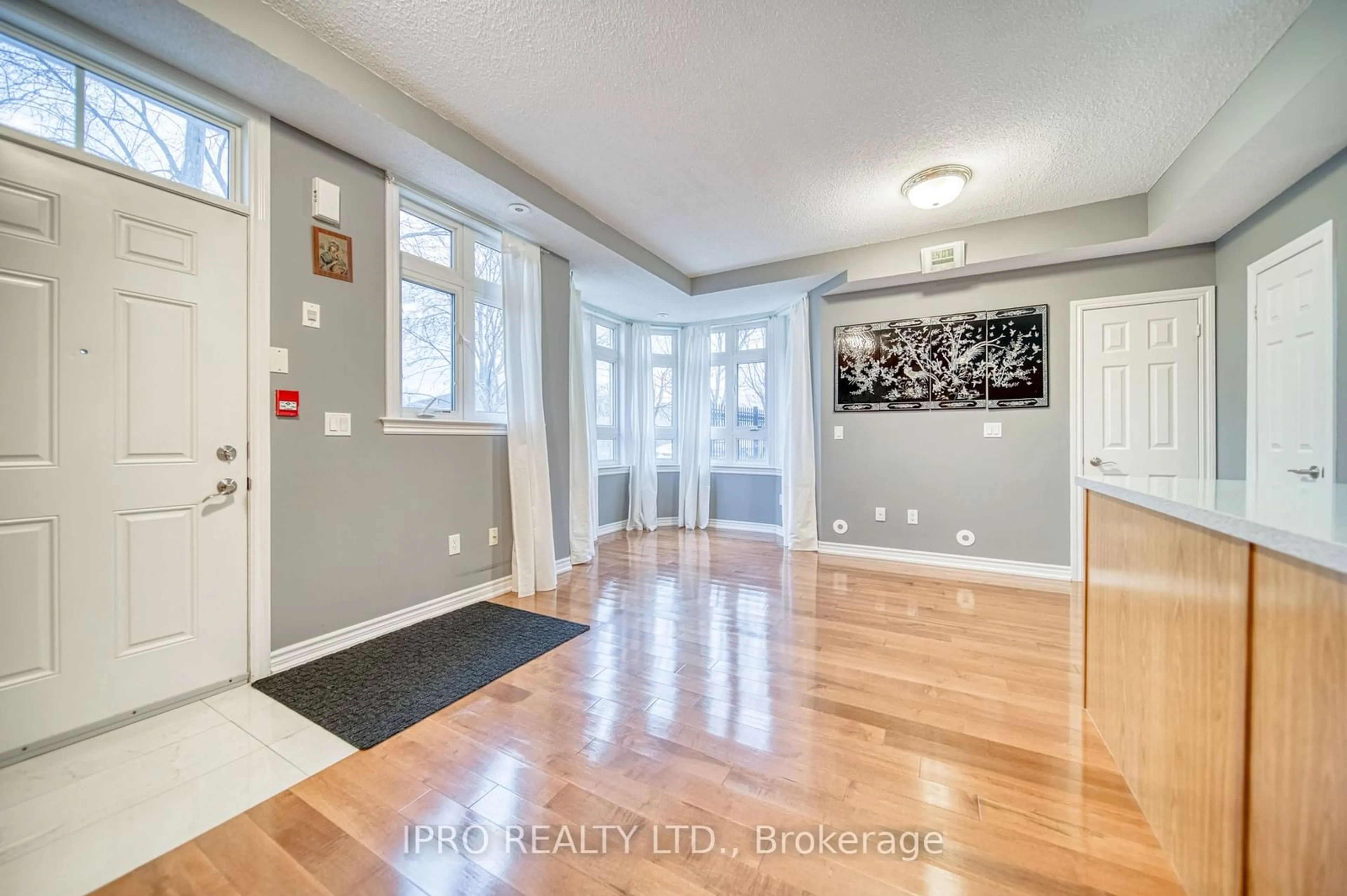 Indoor entryway for 1947 Lawrence Ave ##2, Toronto Ontario M9N 1H3