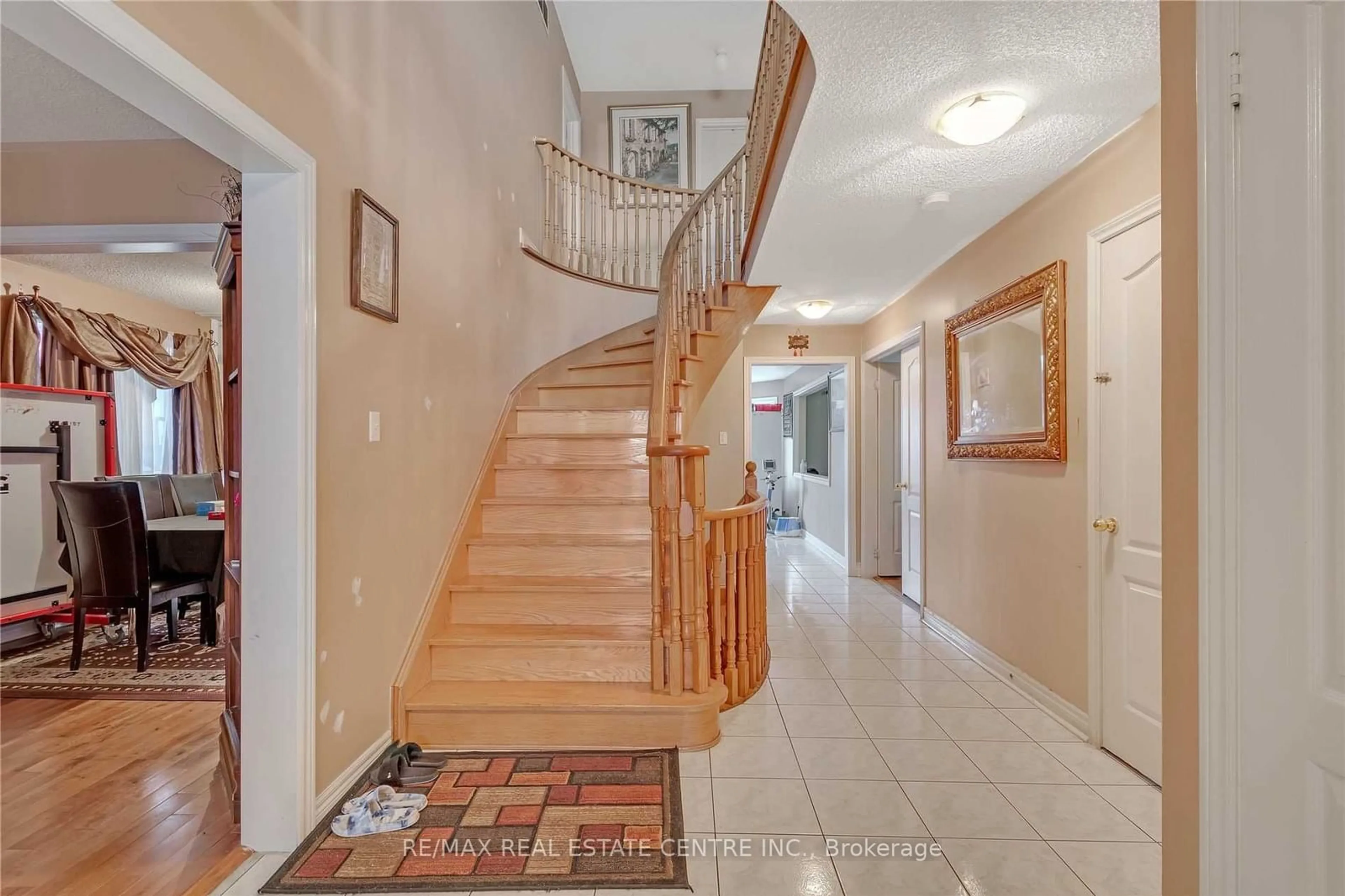 Indoor foyer for 21 Sprucelands Ave, Brampton Ontario L6R 1M5