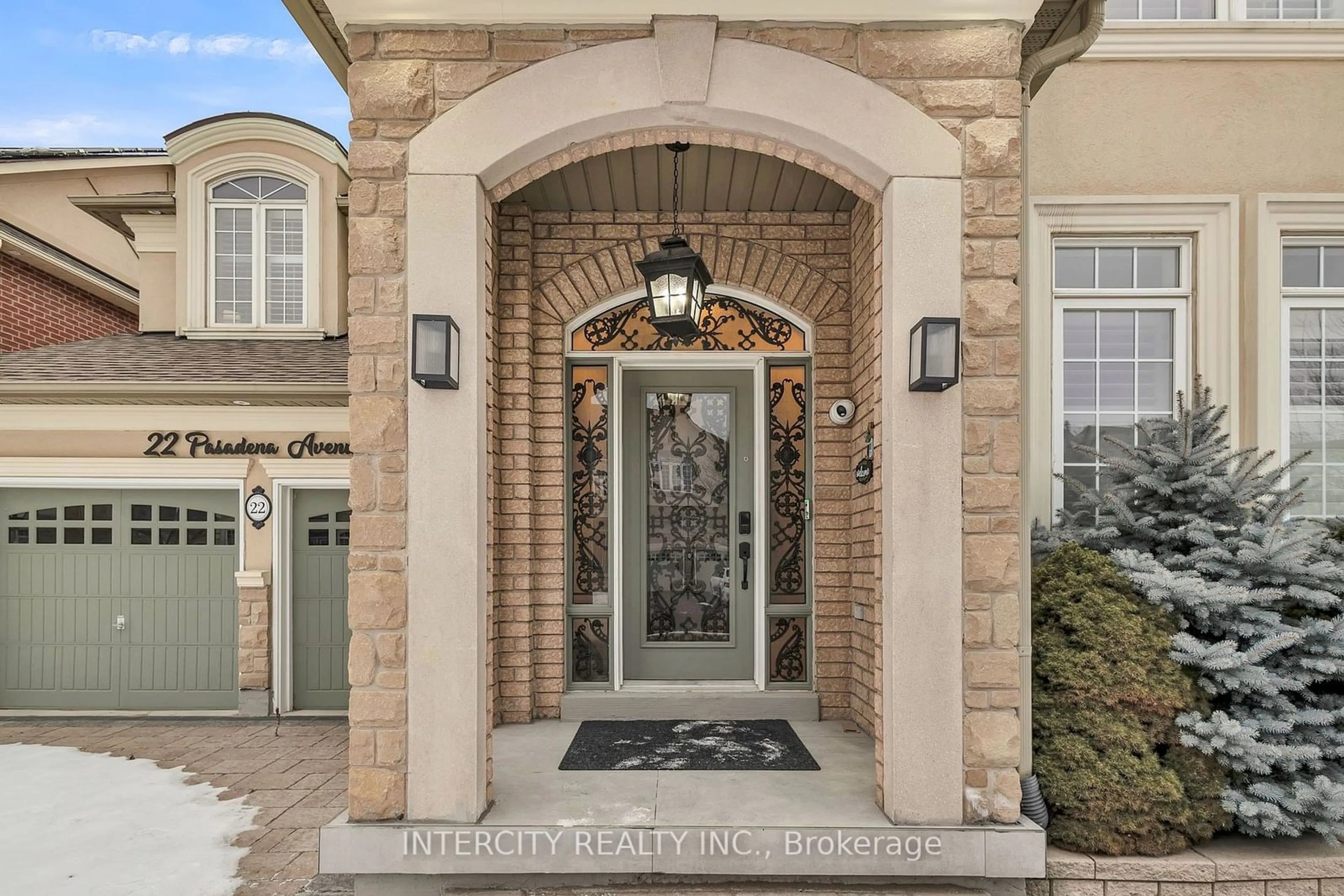 Indoor entryway for 22 Pasadena Ave, Brampton Ontario L6P 2W3