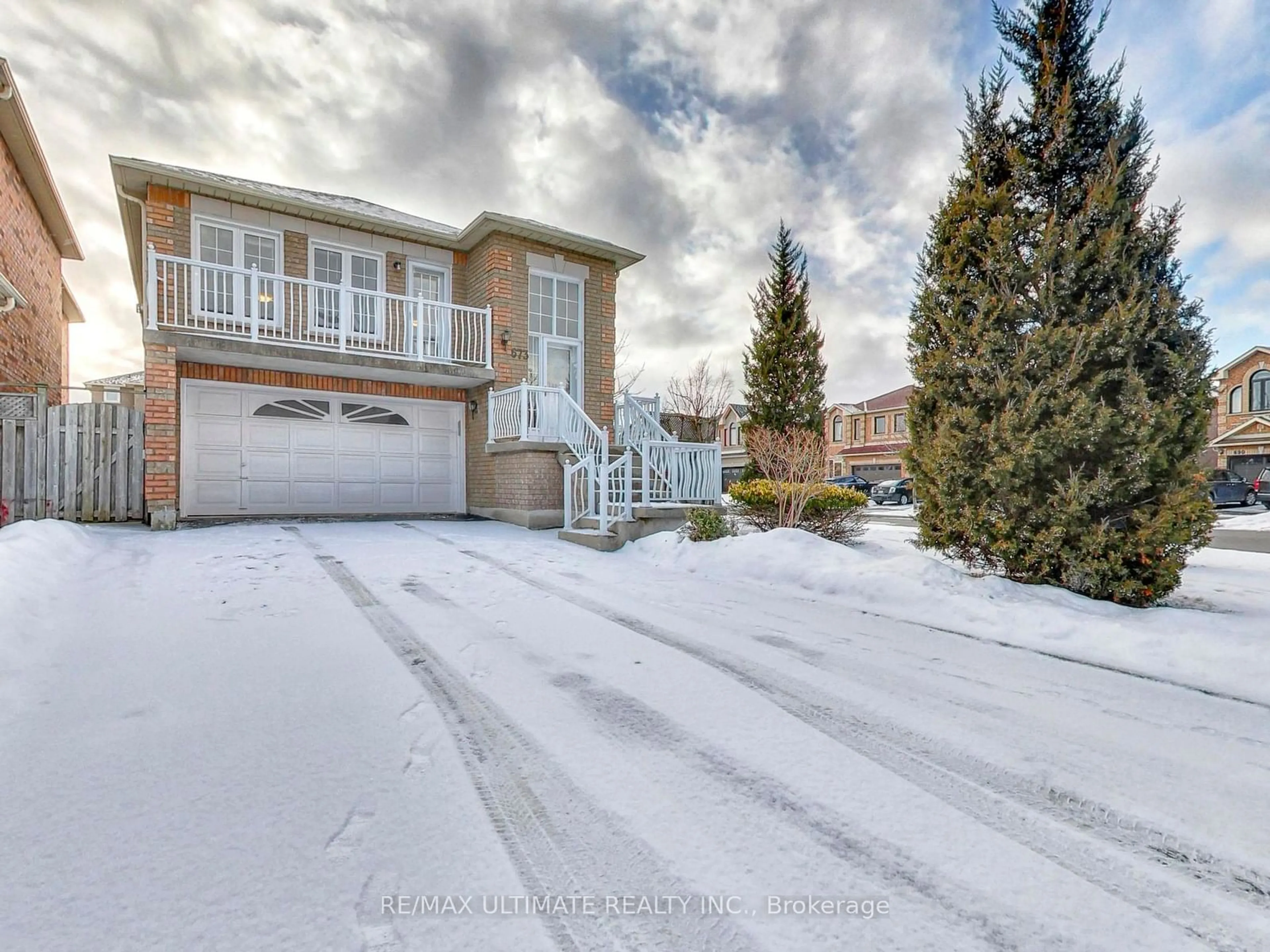 A pic from outside/outdoor area/front of a property/back of a property/a pic from drone, street for 673 Driftcurrent Dr, Mississauga Ontario L4Z 3Z4