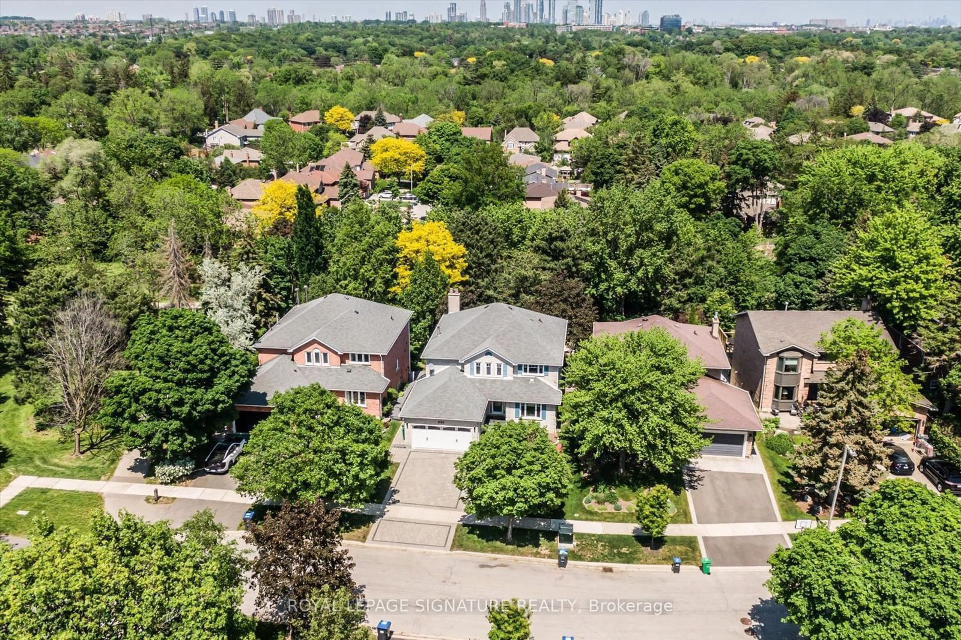 A pic from outside/outdoor area/front of a property/back of a property/a pic from drone, city buildings view from balcony for 4107 Wheelwright Cres, Mississauga Ontario L5L 2X3