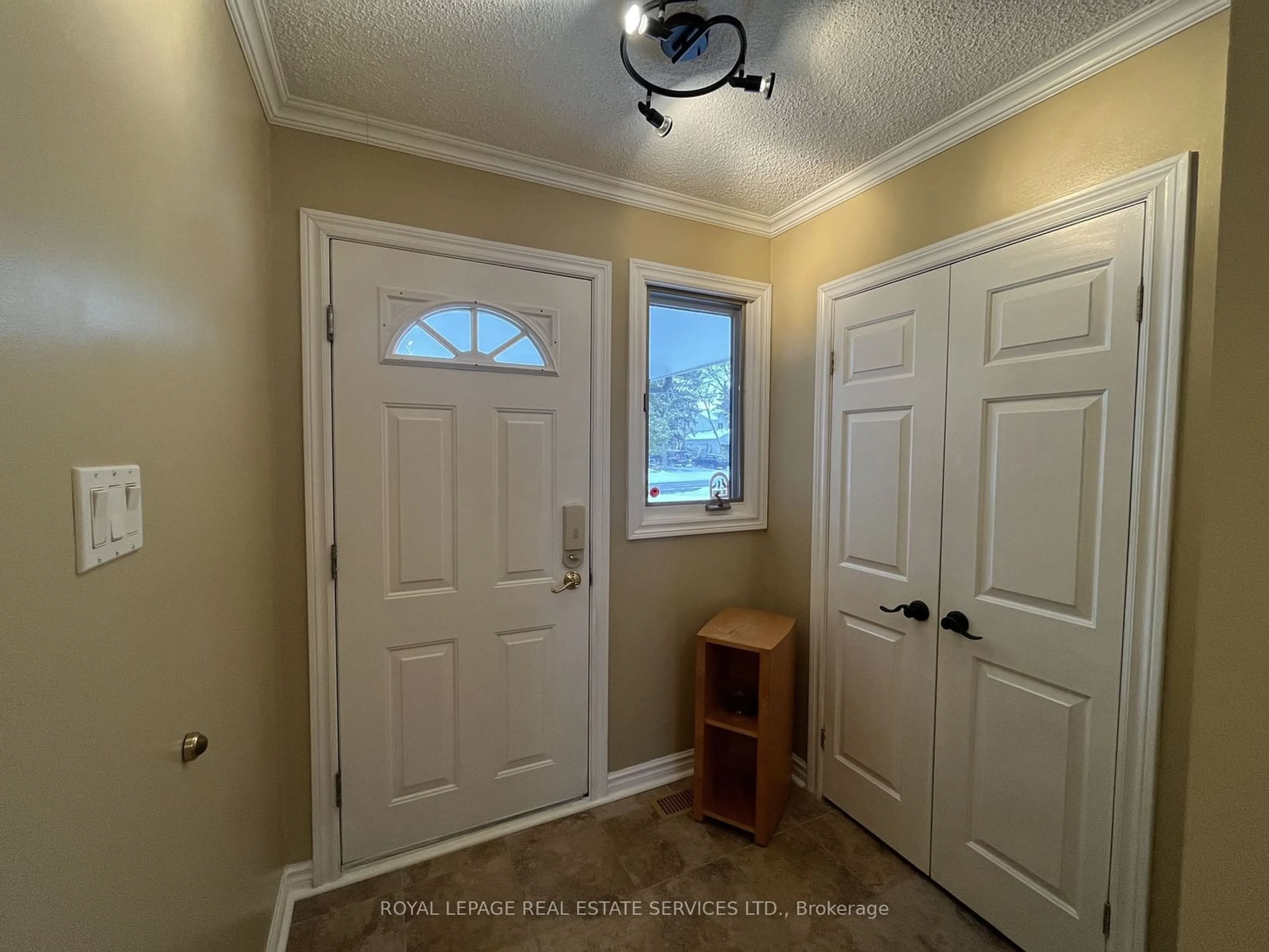 Indoor entryway for 3631 Shadbush Crt, Mississauga Ontario L5L 1X8