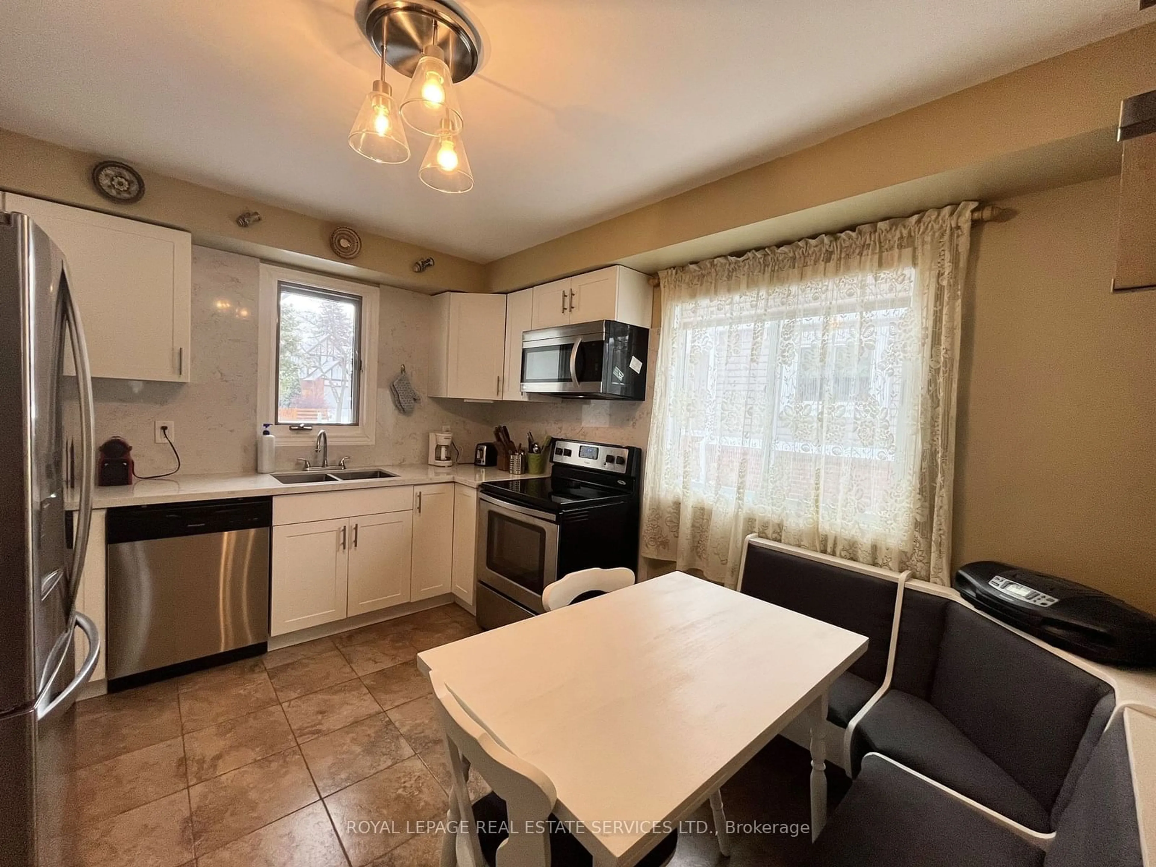 Standard kitchen, ceramic/tile floor for 3631 Shadbush Crt, Mississauga Ontario L5L 1X8