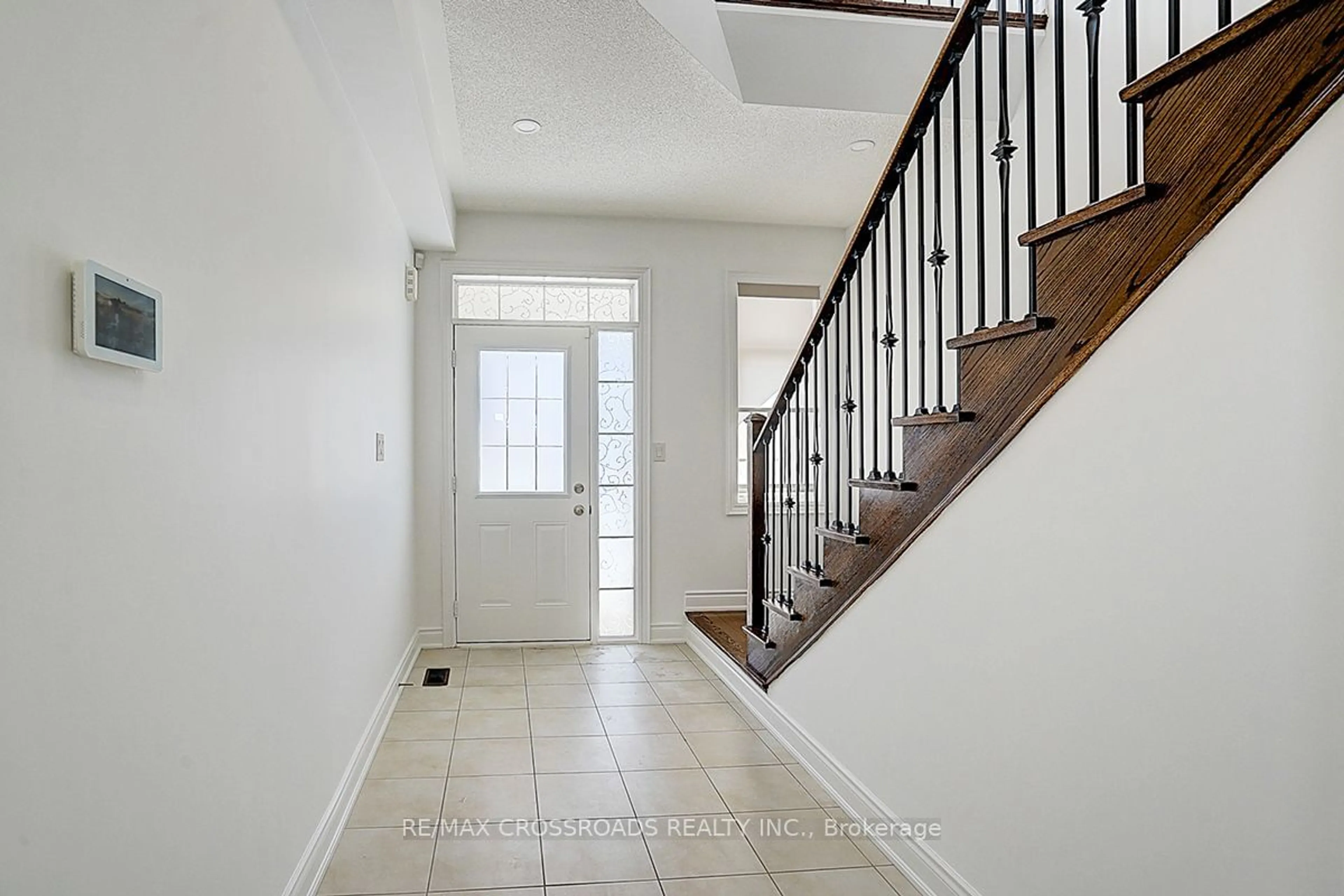 Indoor entryway for 423 Grindstone Tr, Oakville Ontario L6H 0S1