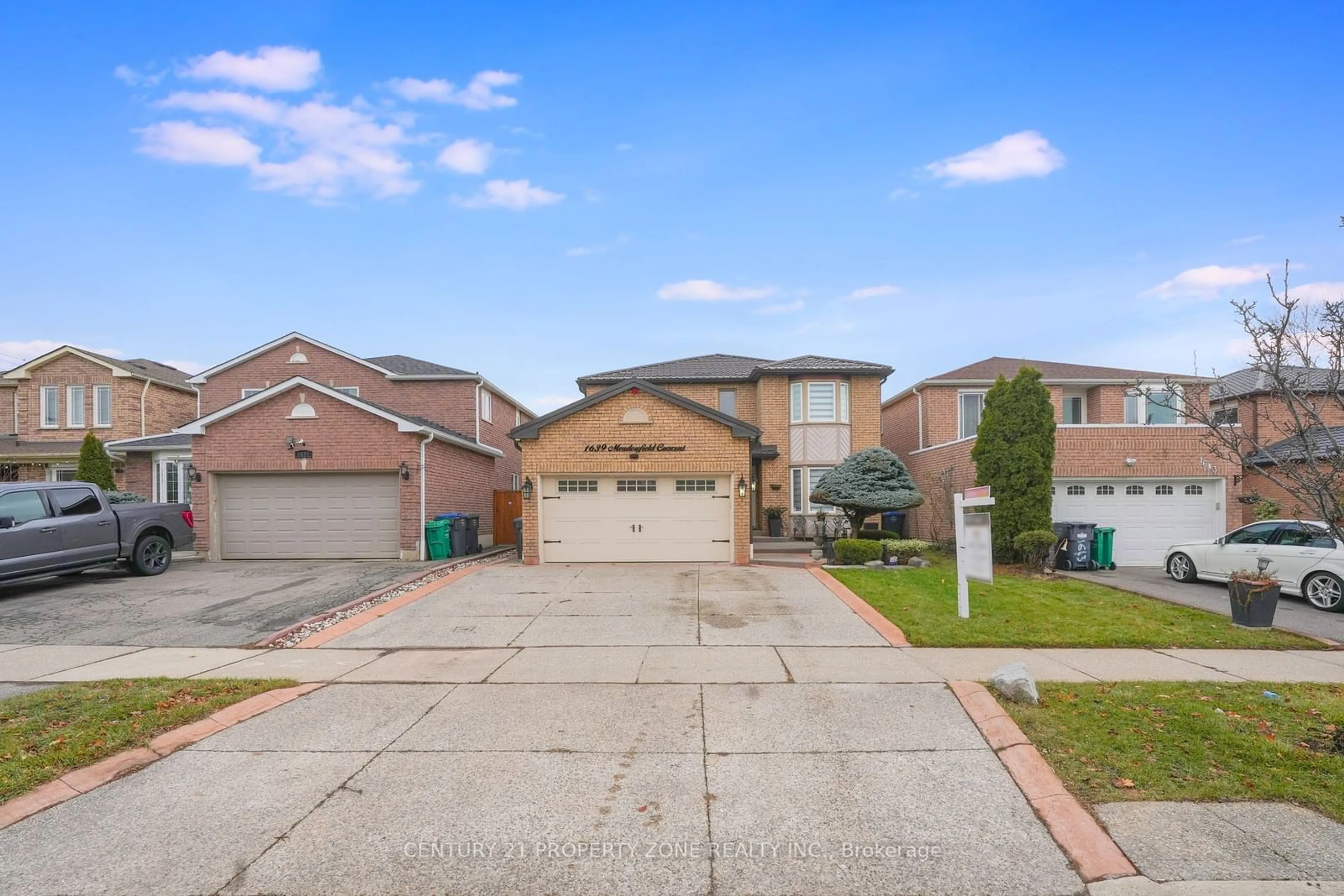 A pic from outside/outdoor area/front of a property/back of a property/a pic from drone, street for 1639 Meadowfield Cres, Mississauga Ontario L5M 4T5