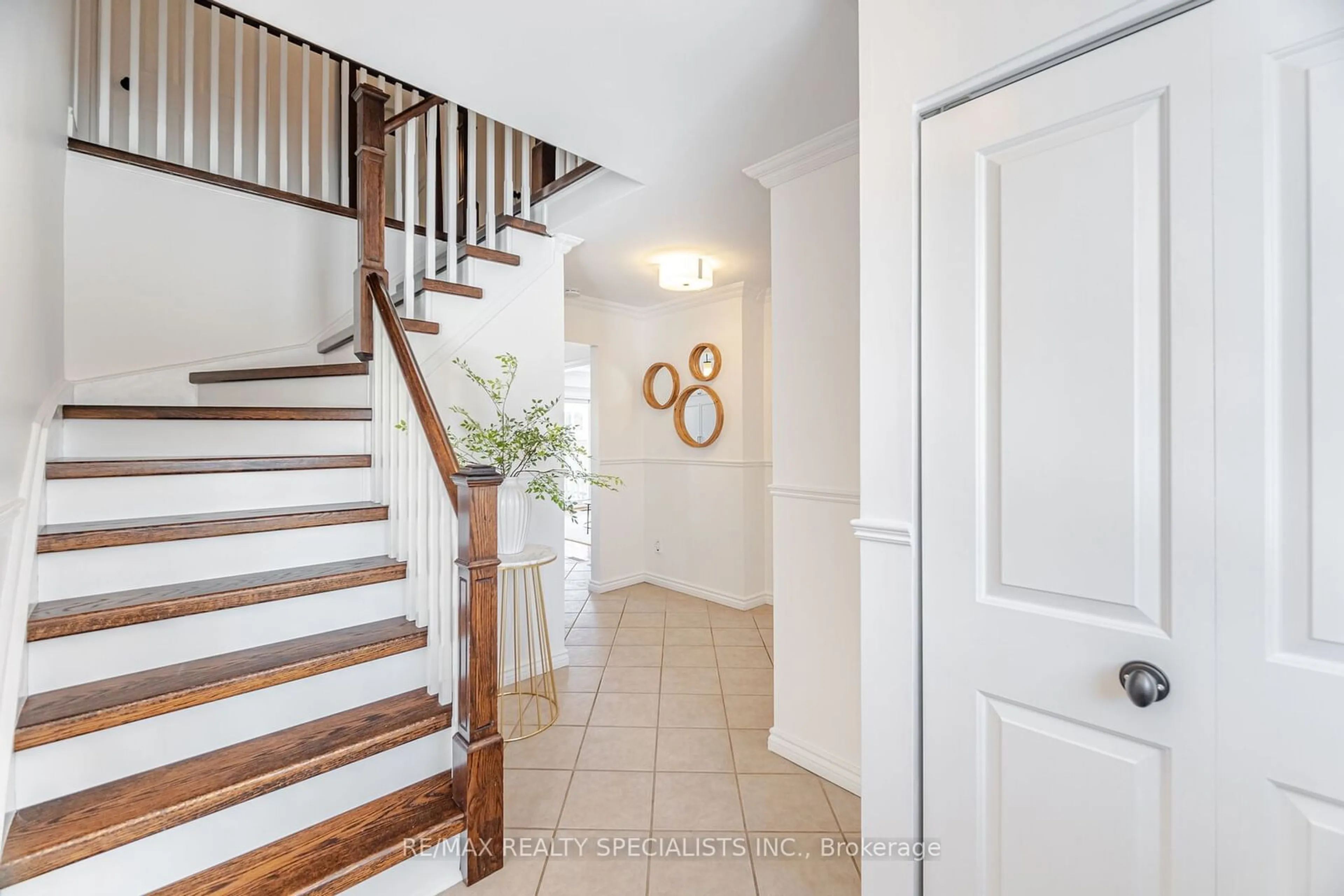 Indoor entryway for 563 Farmstead Dr, Milton Ontario L9T 4M6