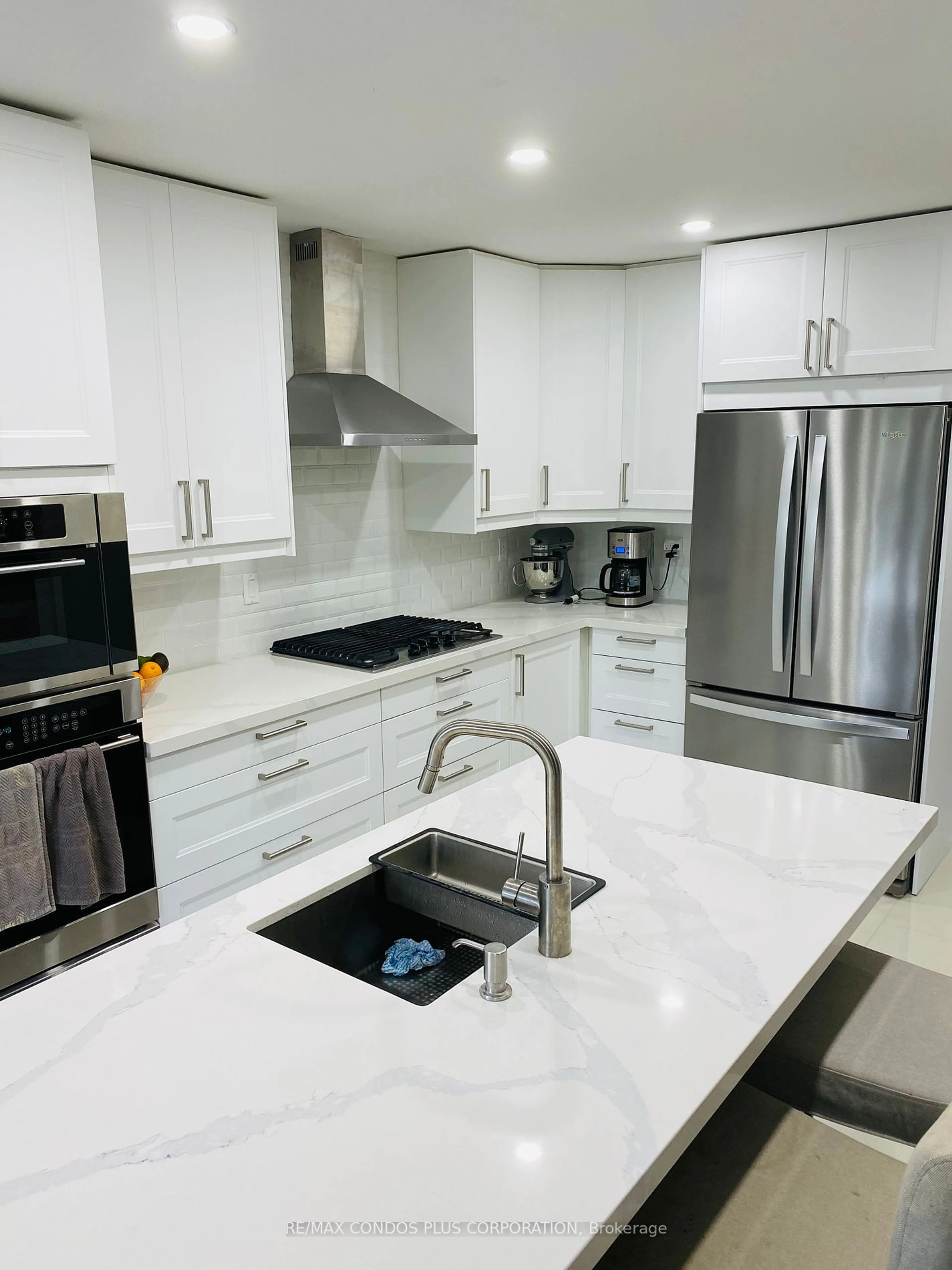 Contemporary kitchen, ceramic/tile floor for 6050 Bidwell Tr #1, Mississauga Ontario L5V 1V6