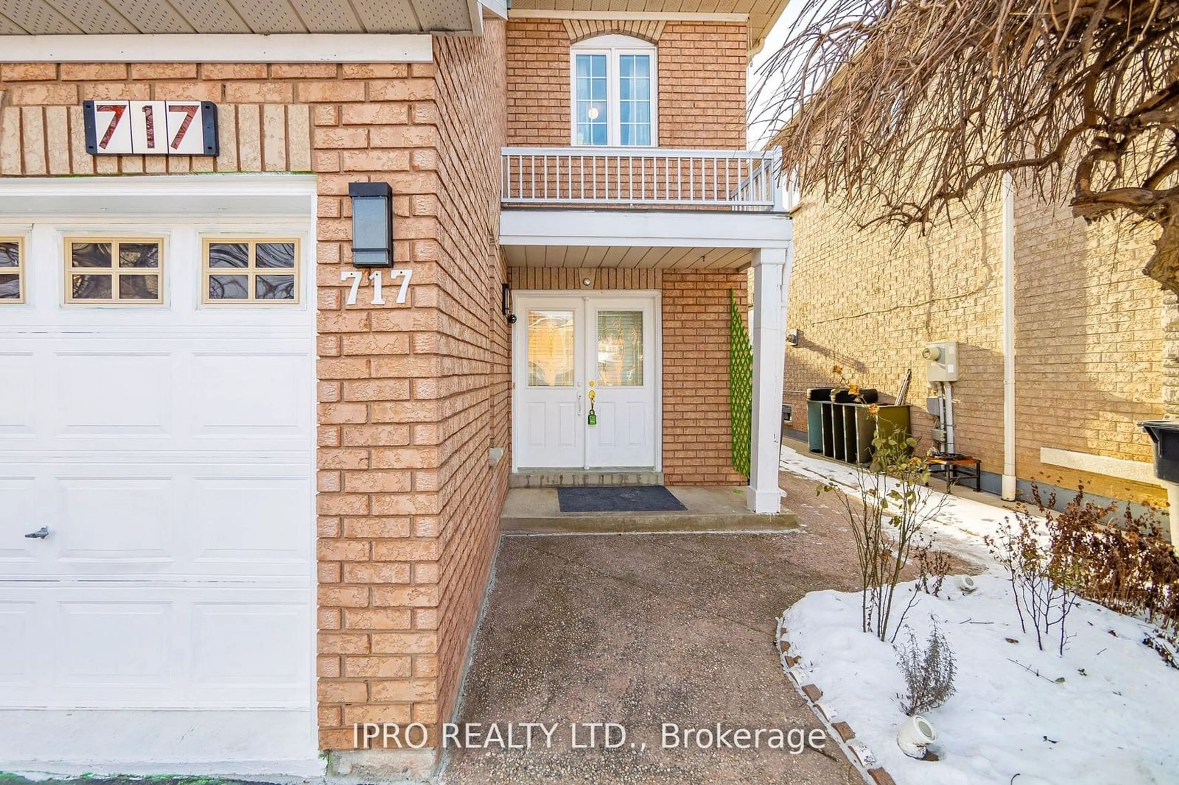 Indoor entryway for 717 Dolly Bird Lane, Mississauga Ontario L5W 1C7