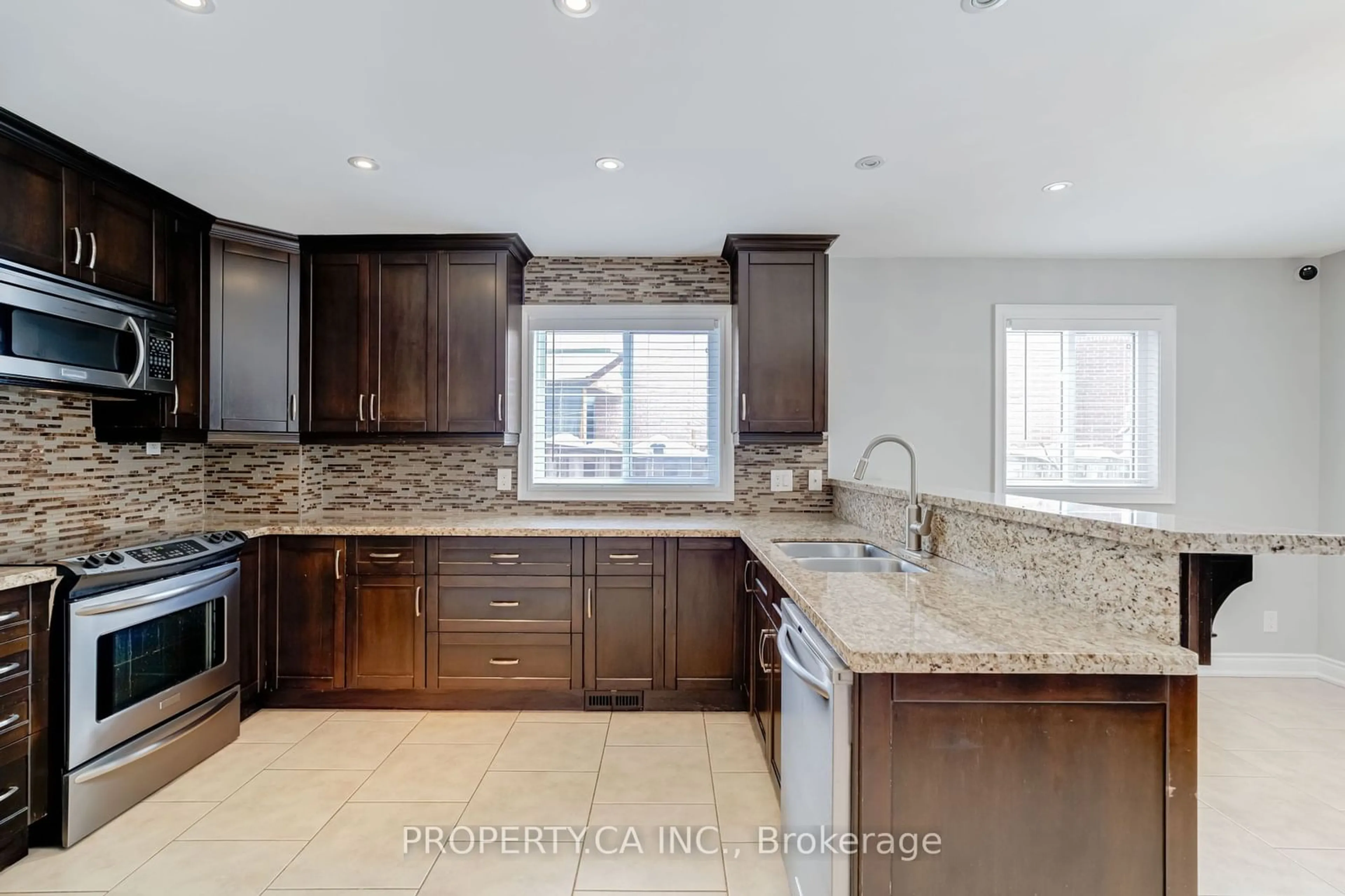 Open concept kitchen, ceramic/tile floor for 4679 Owl Circ, Mississauga Ontario L4Z 2W8