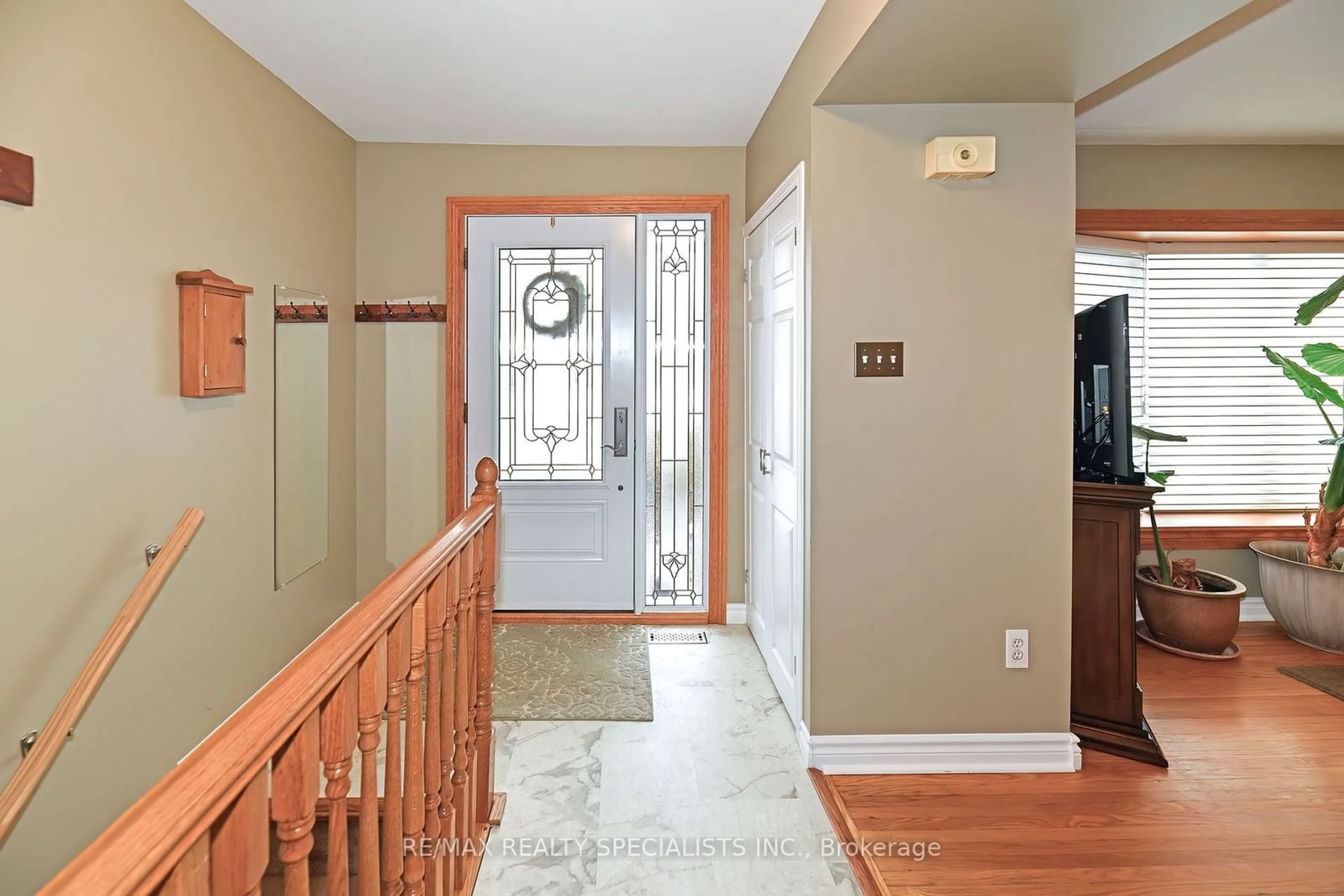 Indoor entryway for 30 Brookland Dr, Brampton Ontario L6T 2M6