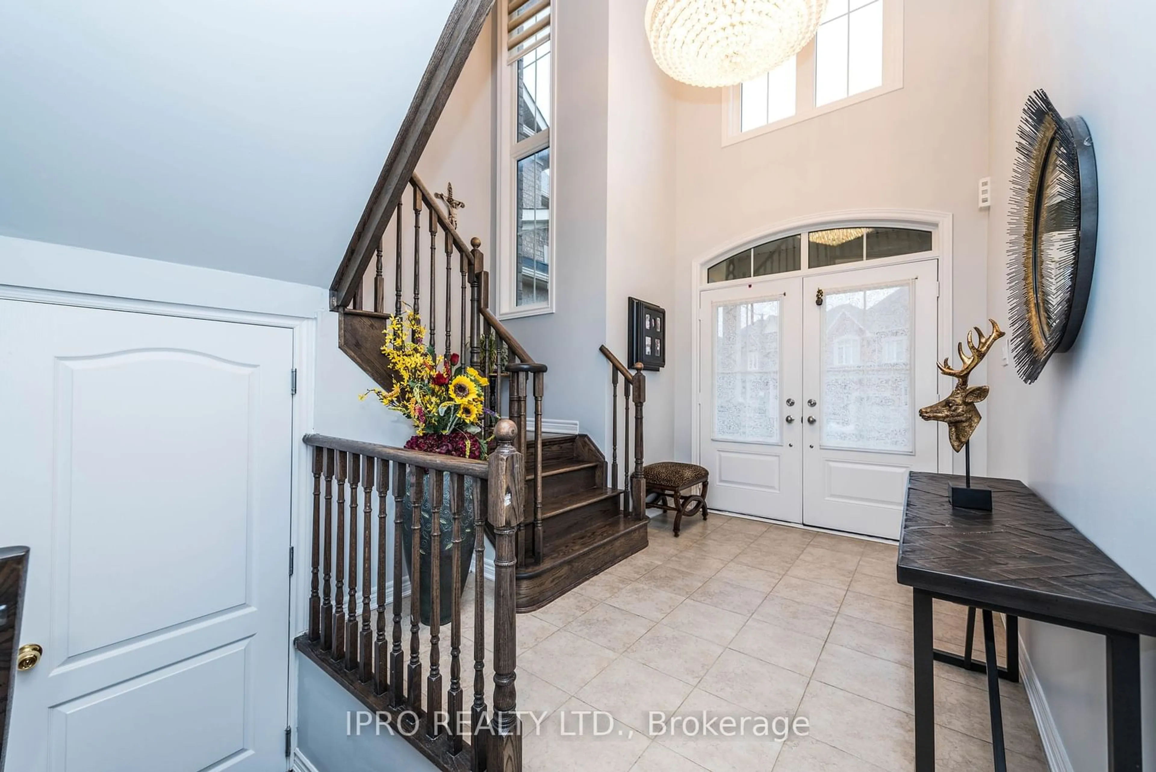 Indoor entryway for 27 Tysonville Circ, Brampton Ontario L7A 4A6