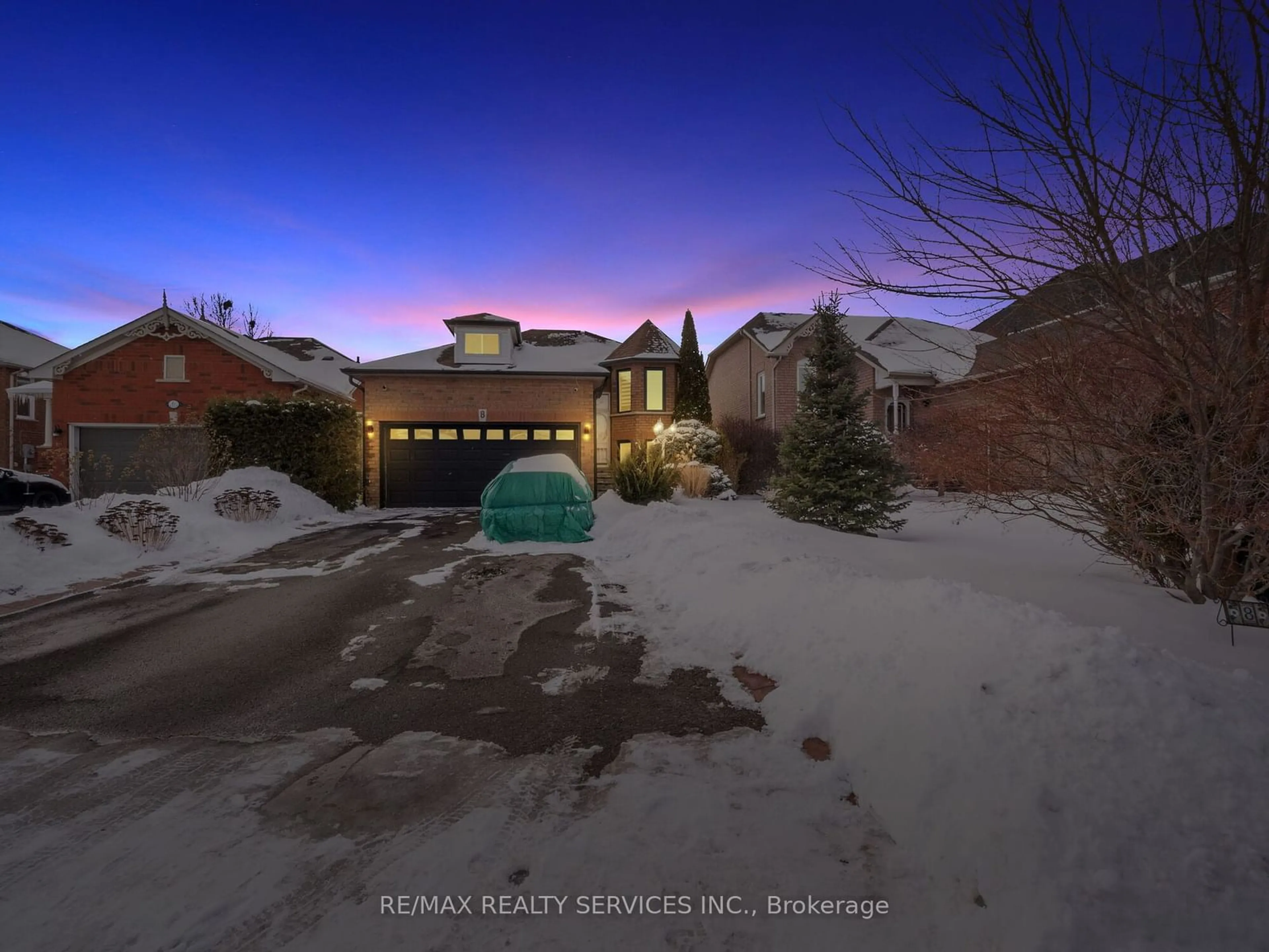 A pic from outside/outdoor area/front of a property/back of a property/a pic from drone, street for 8 Bradwick Crt, Caledon Ontario L7C 1B6