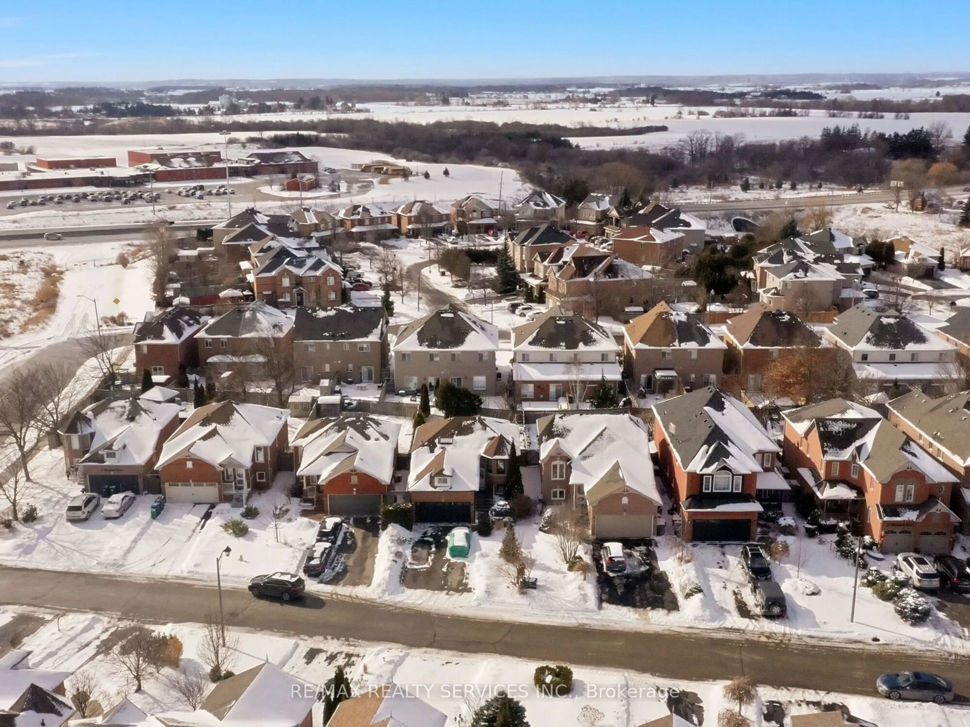 A pic from outside/outdoor area/front of a property/back of a property/a pic from drone, street for 8 Bradwick Crt, Caledon Ontario L7C 1B6