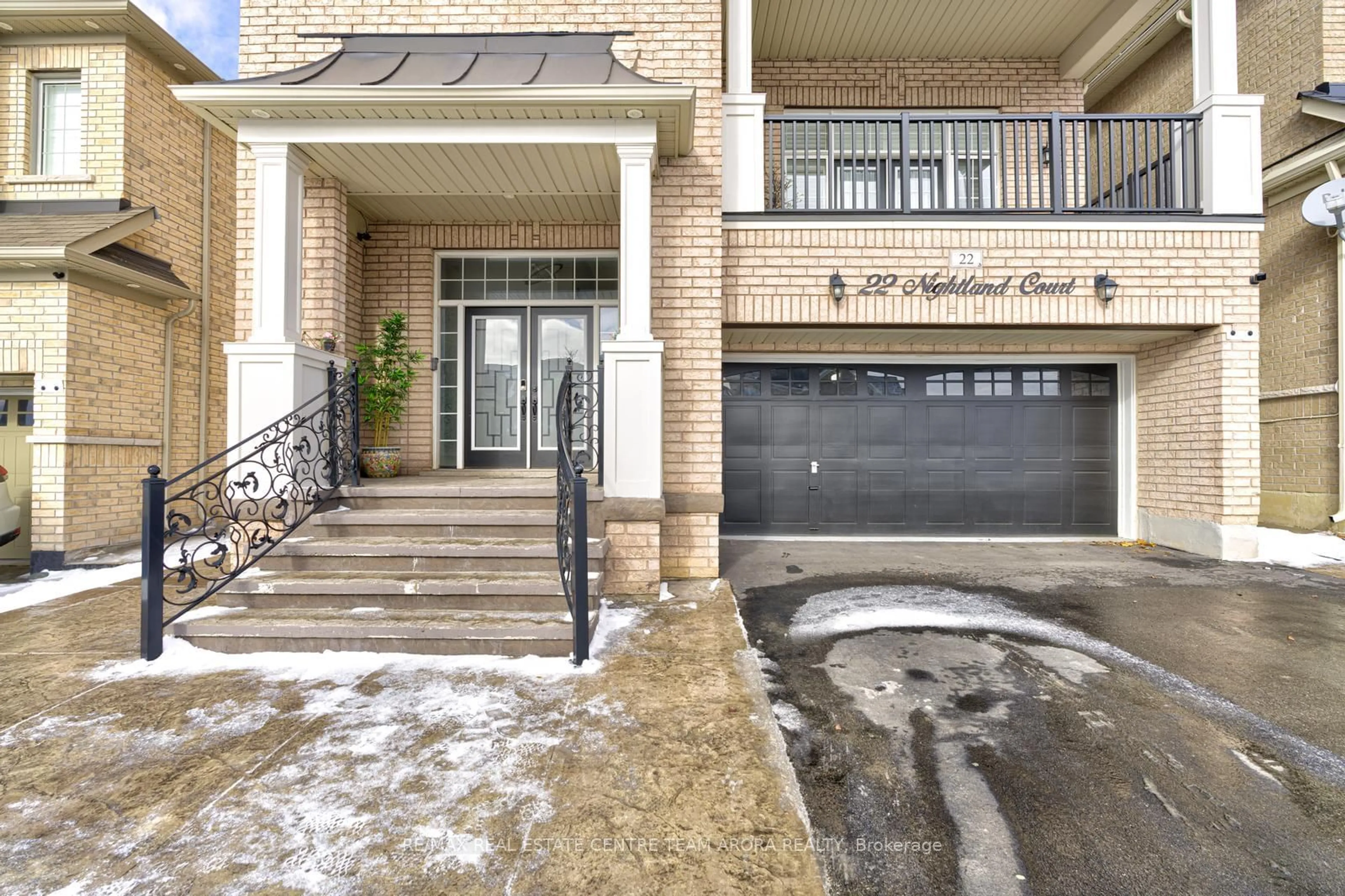 Indoor entryway for 22 Nightland Crt, Brampton Ontario L6Y 0Z1