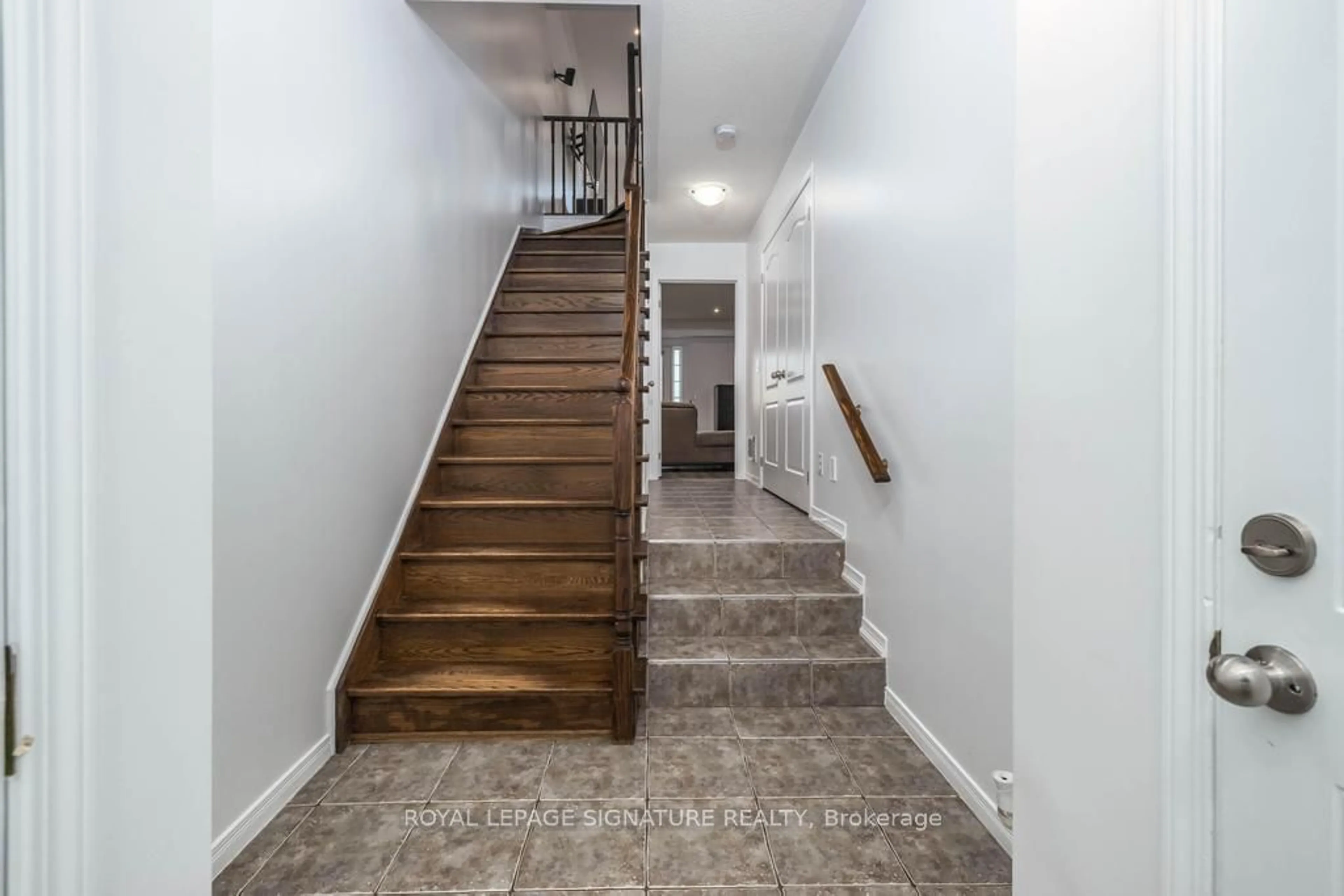 Stairs for 114 Cedar Lake Cres, Brampton Ontario L6Y 0R1