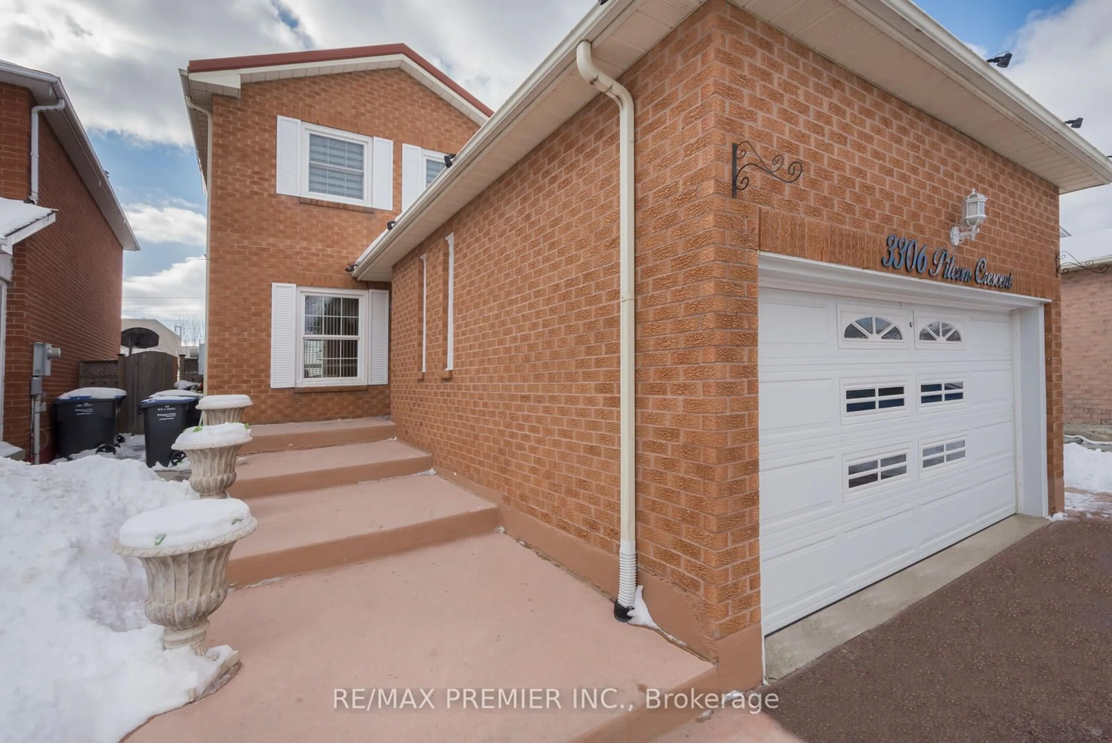 Home with brick exterior material, street for 3306 Pilcom Cres, Mississauga Ontario L5B 3X4