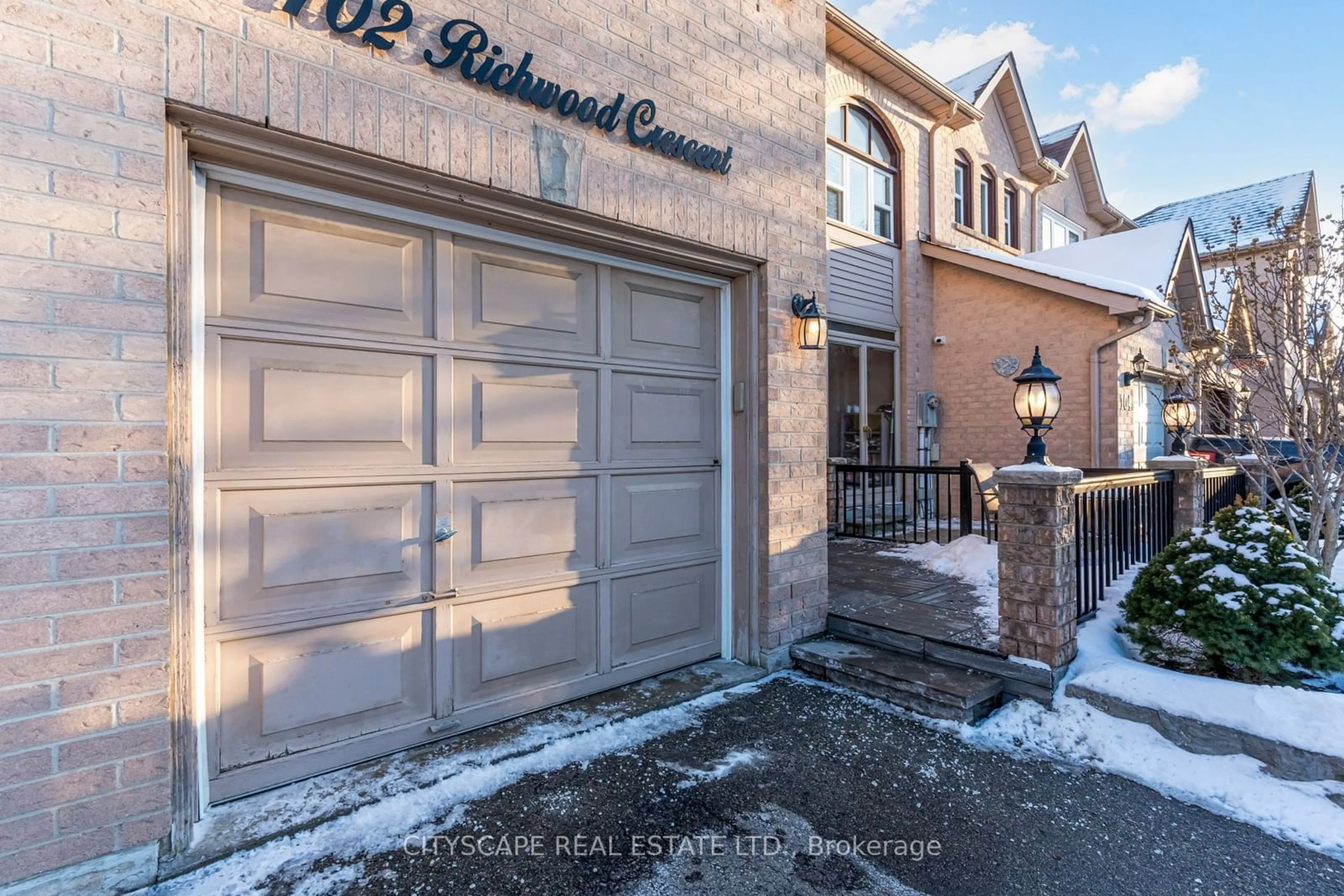 Indoor entryway for 102 Richwood Cres, Brampton Ontario L6X 4K7