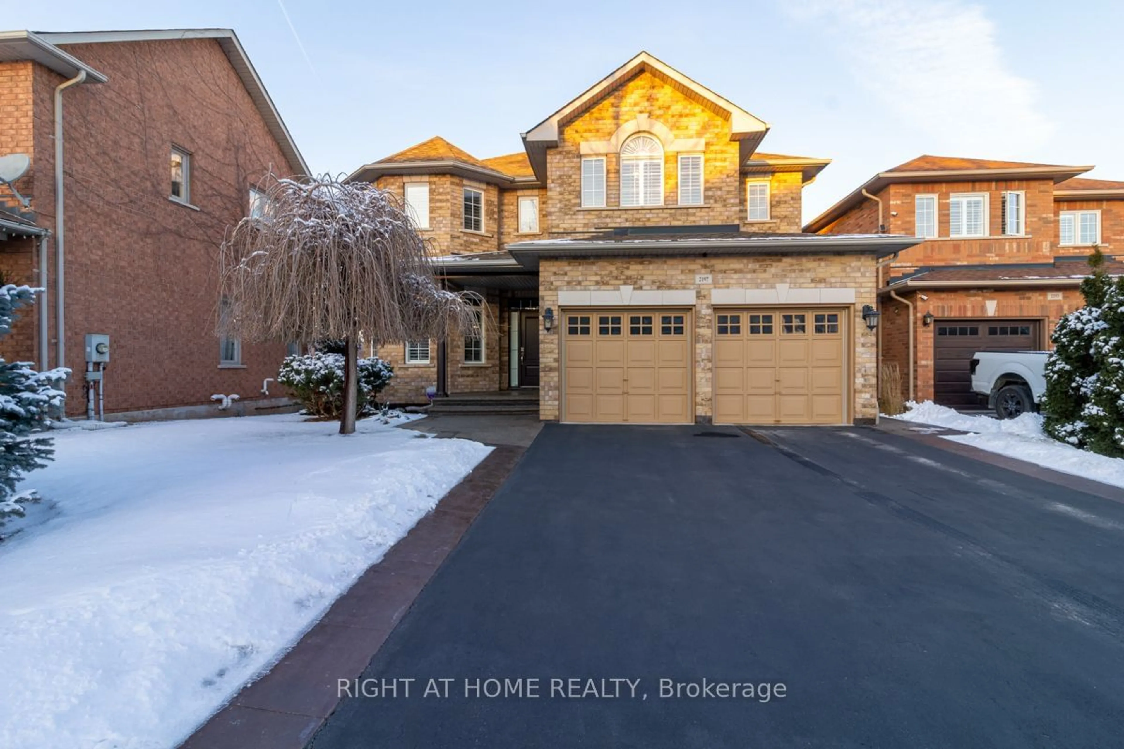 A pic from outside/outdoor area/front of a property/back of a property/a pic from drone, street for 2197 Whitecliffe Way, Oakville Ontario L6M 4W2