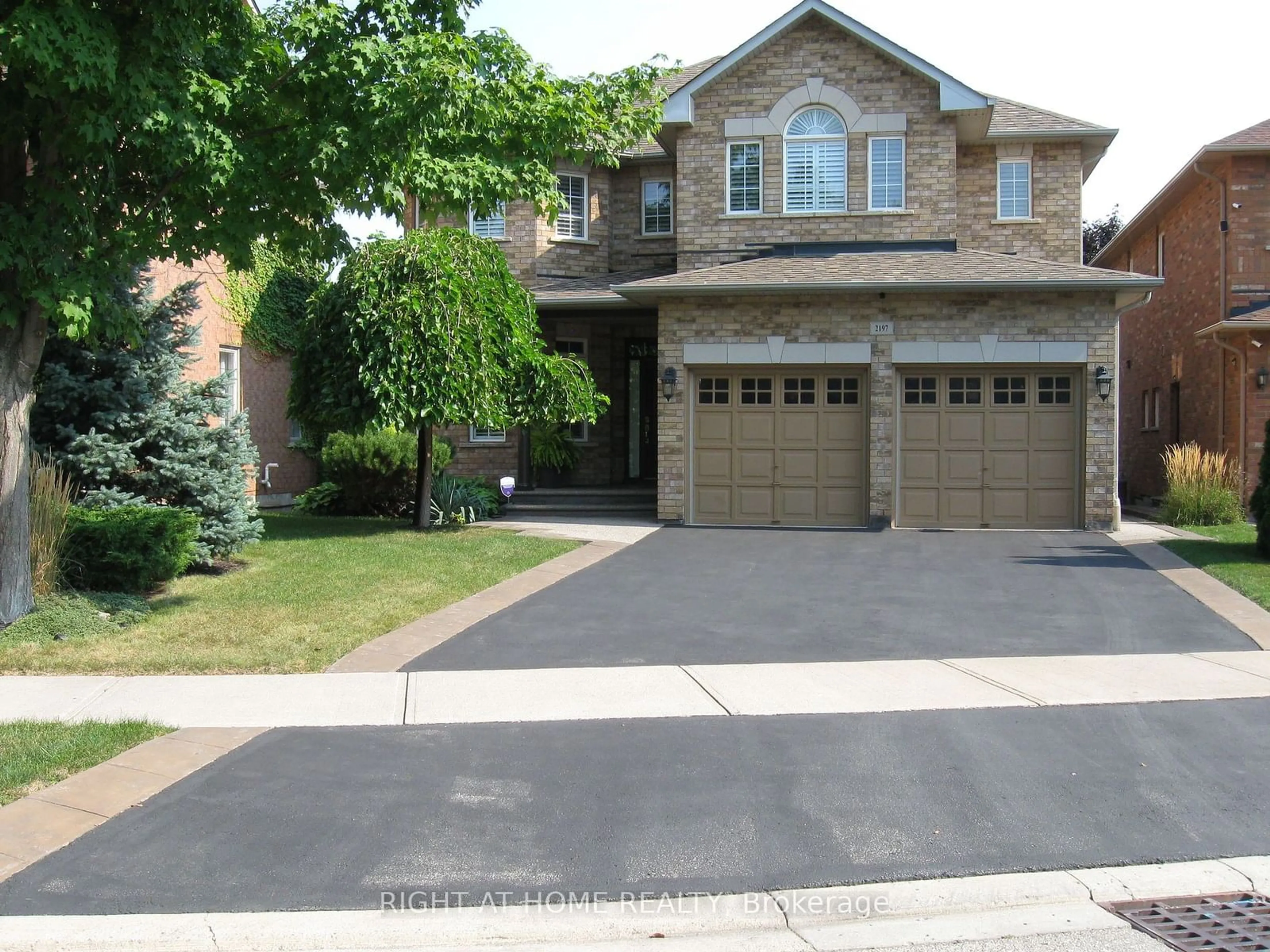 Home with brick exterior material, street for 2197 Whitecliffe Way, Oakville Ontario L6M 4W2