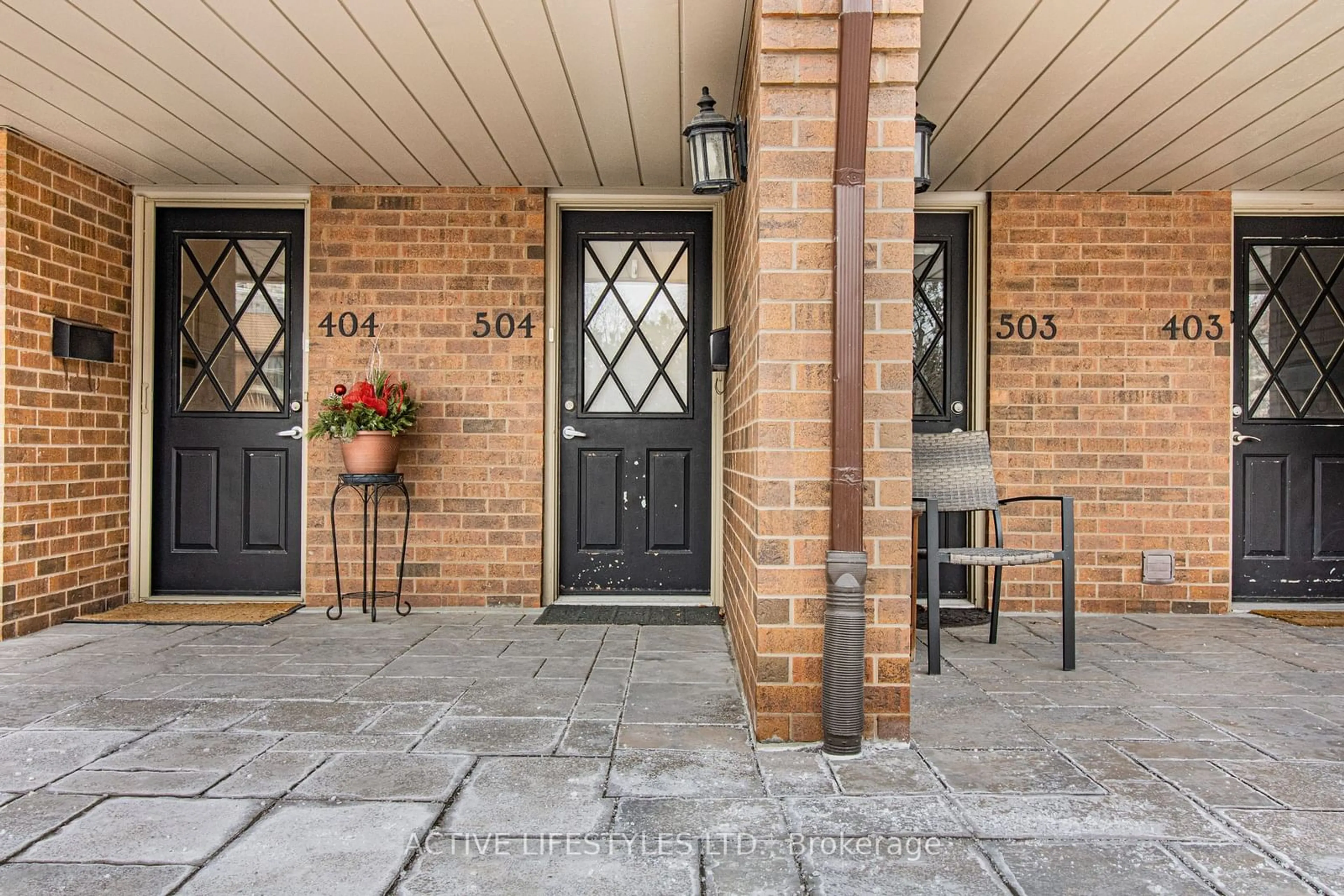 Indoor entryway for 1000 Cedarglen Gate #504, Mississauga Ontario L5C 3Z5