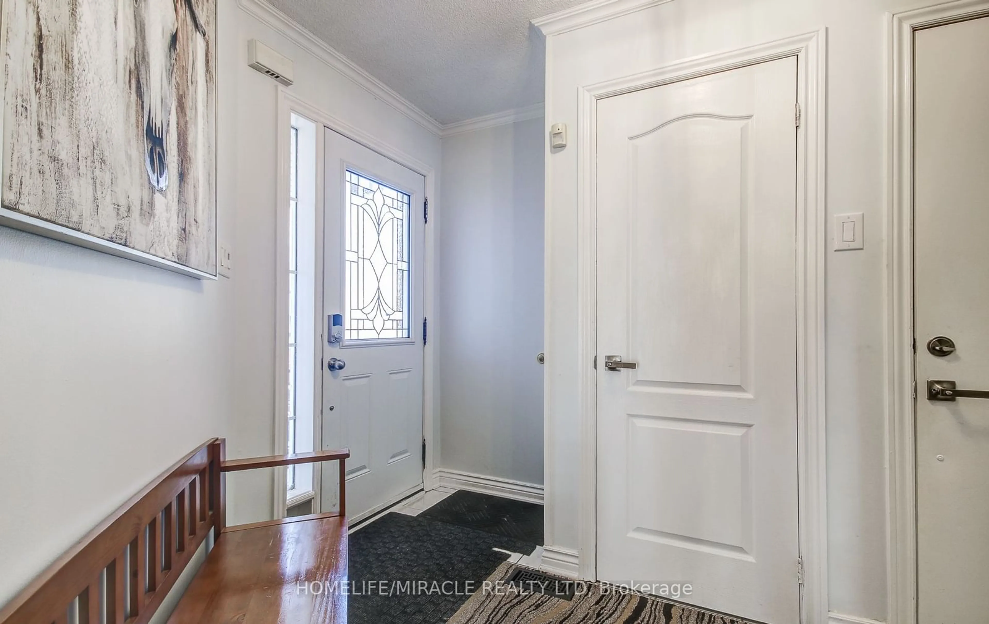 Indoor entryway for 10 Cordgrass Cres, Brampton Ontario L6R 1Y4