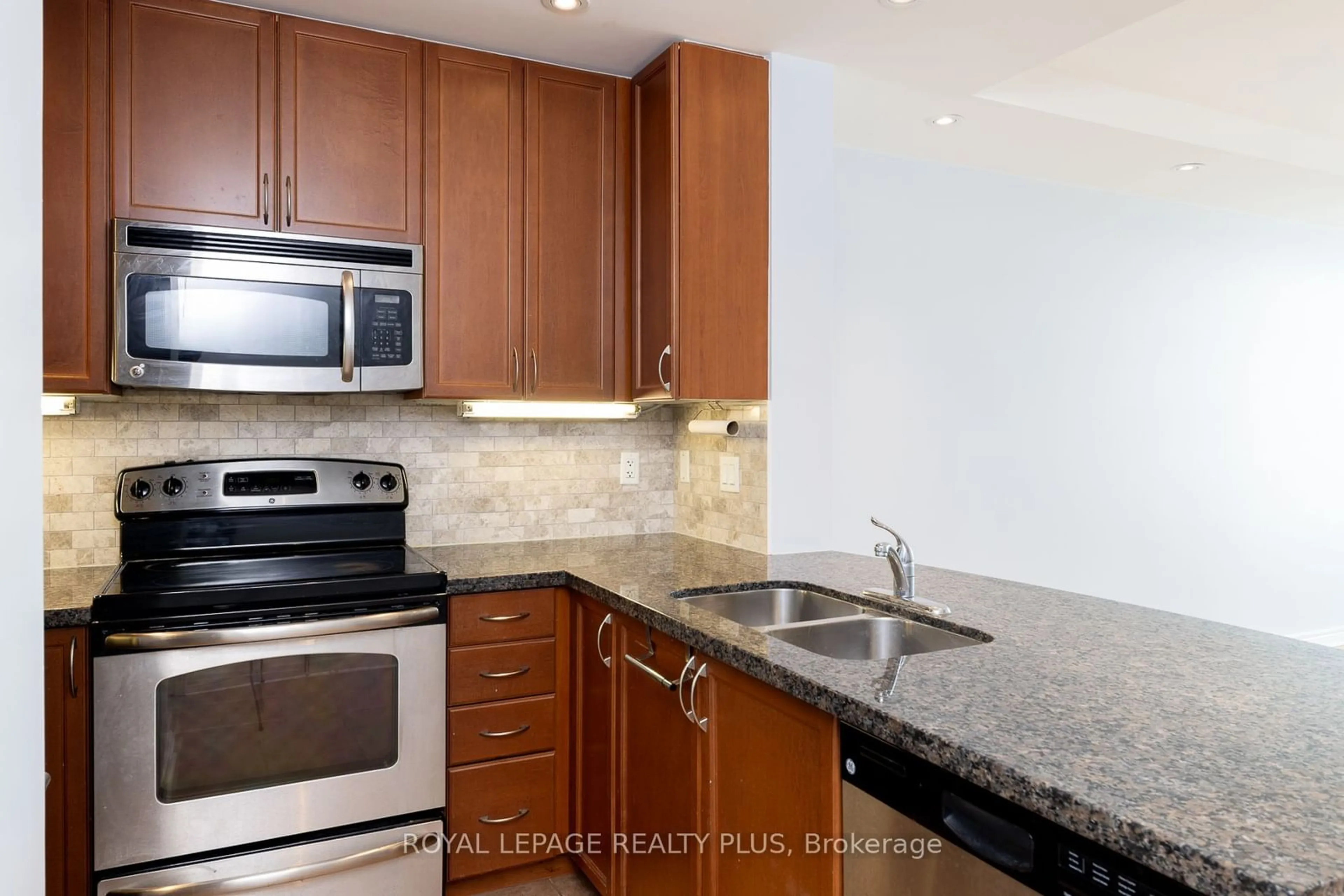 Standard kitchen, ceramic/tile floor for 4900 Glen Erin Dr #PH2, Mississauga Ontario L5B 3C2