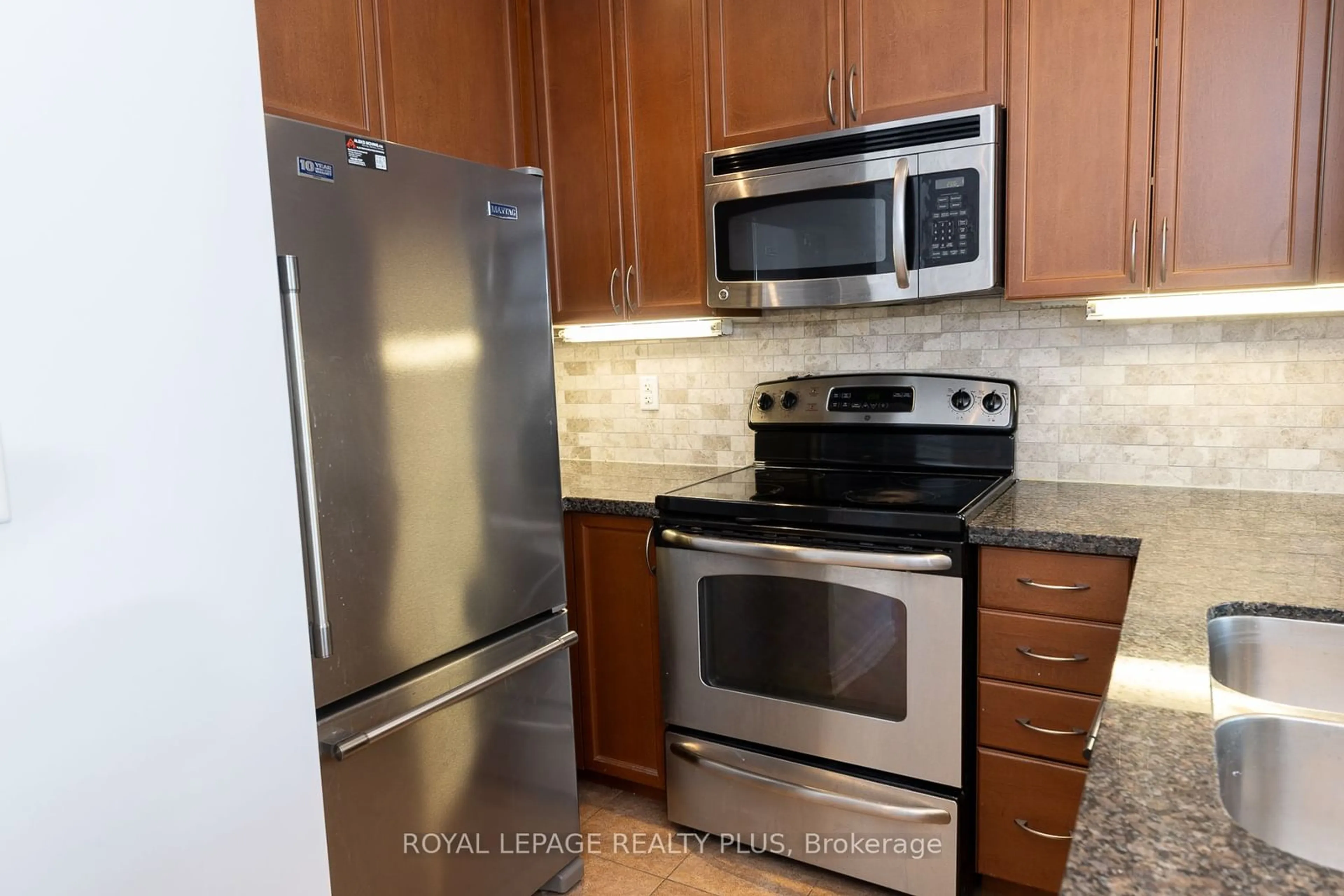 Standard kitchen, unknown for 4900 Glen Erin Dr #PH2, Mississauga Ontario L5B 3C2