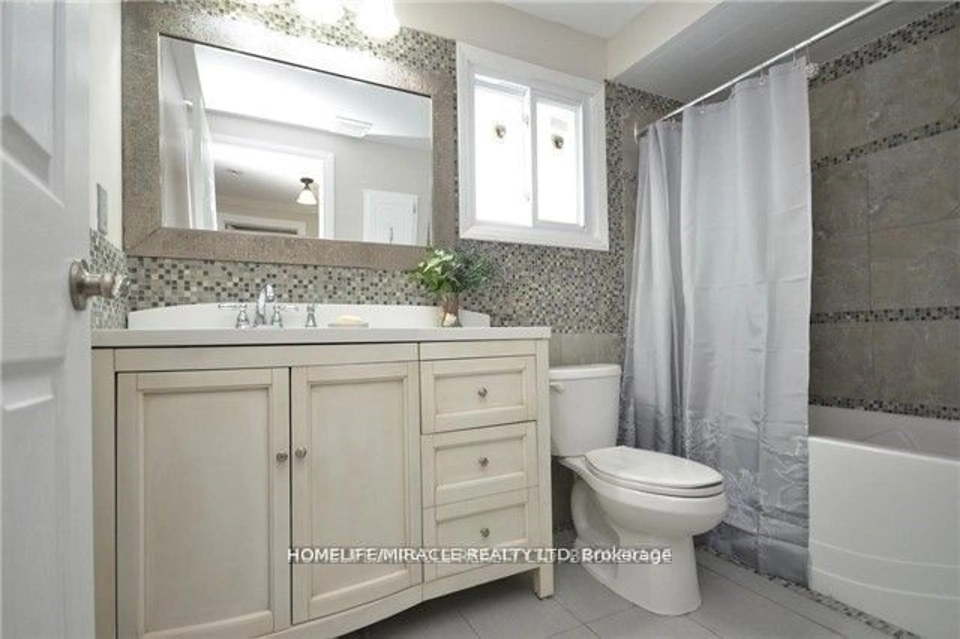 Standard bathroom, ceramic/tile floor for 581 Hayward Cres, Milton Ontario L9T 4T8