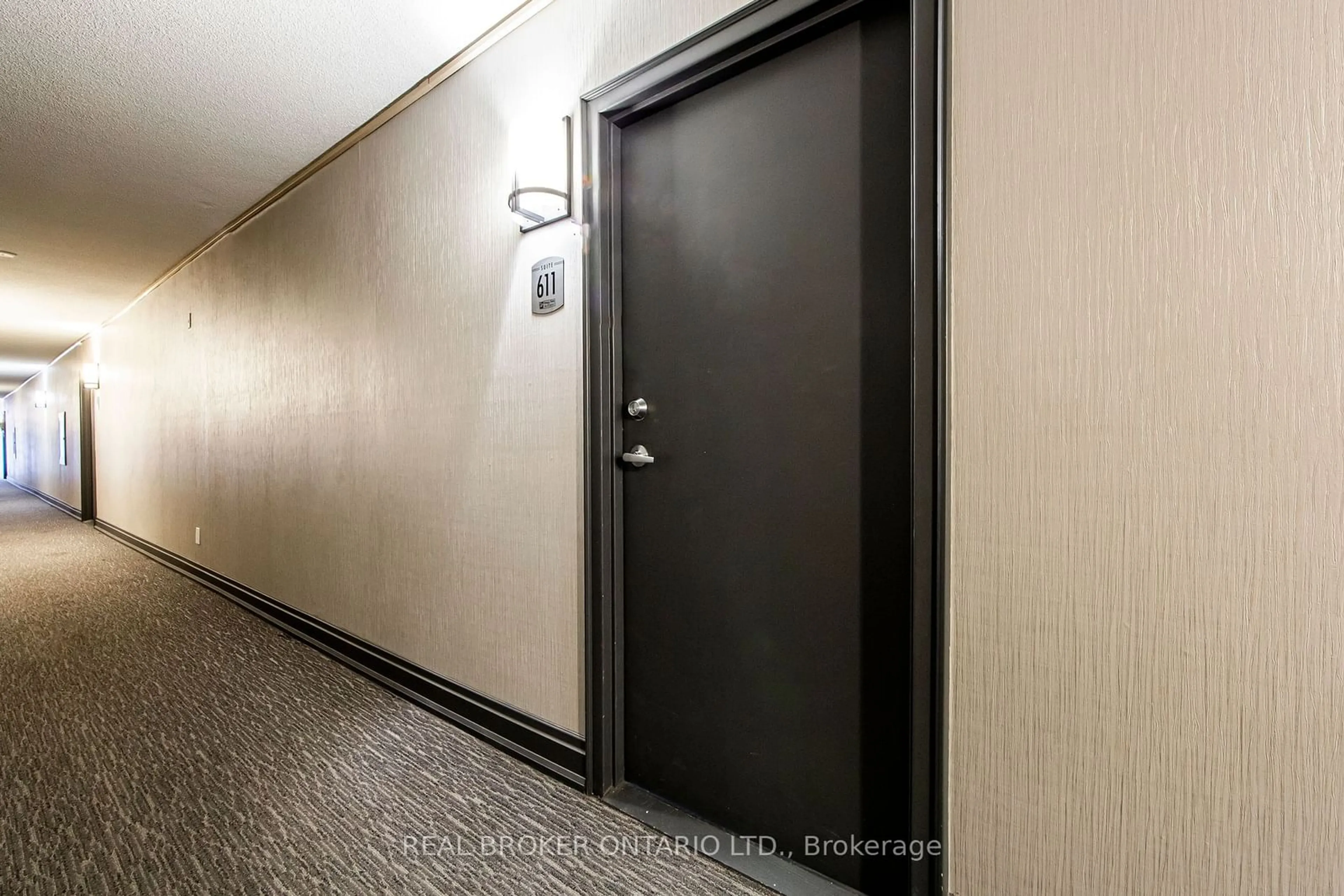 Indoor foyer for 1000 Cedarglen Gate #611, Mississauga Ontario L5C 3Z5