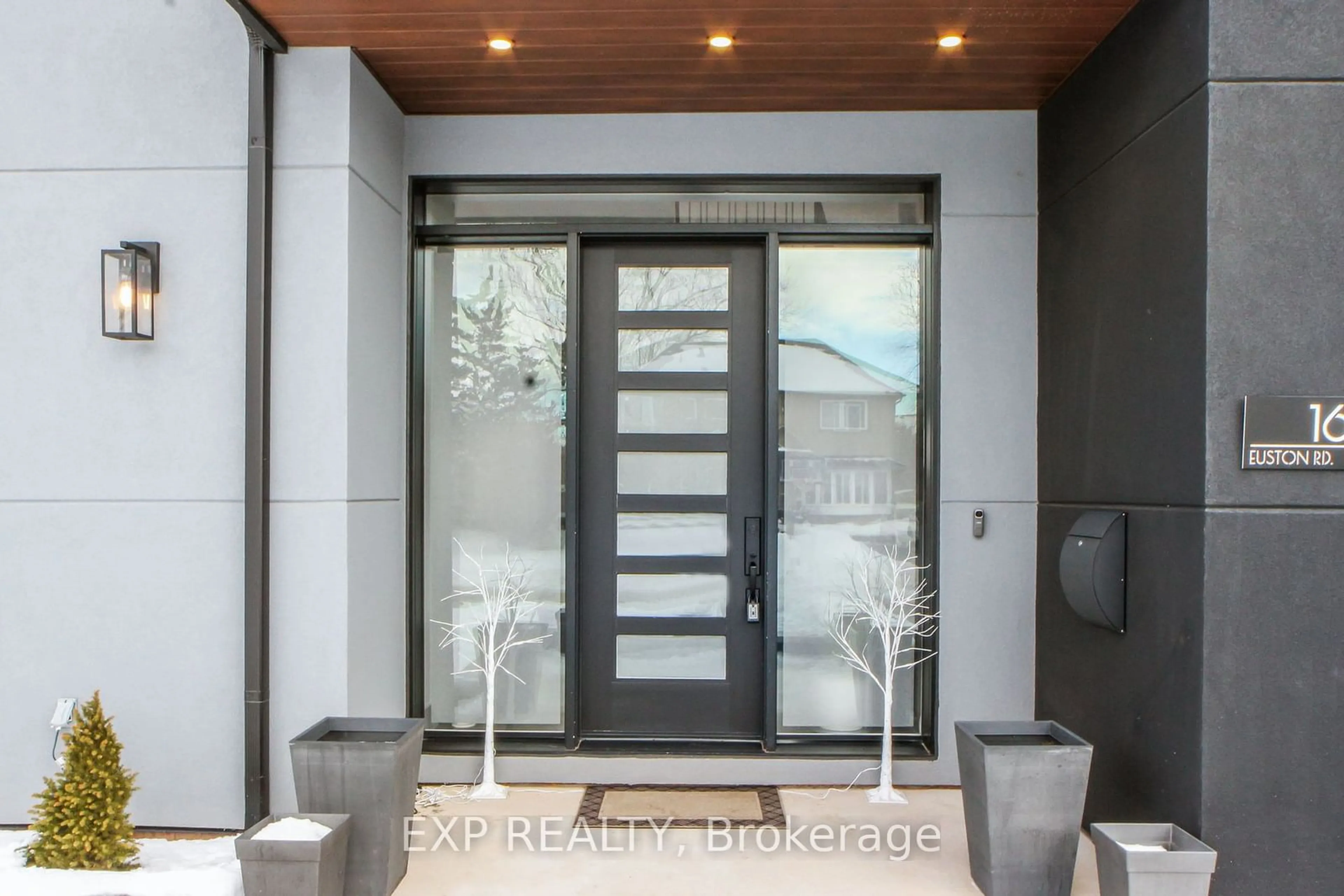 Indoor entryway for 169 Euston Rd, Burlington Ontario L7L 4V7