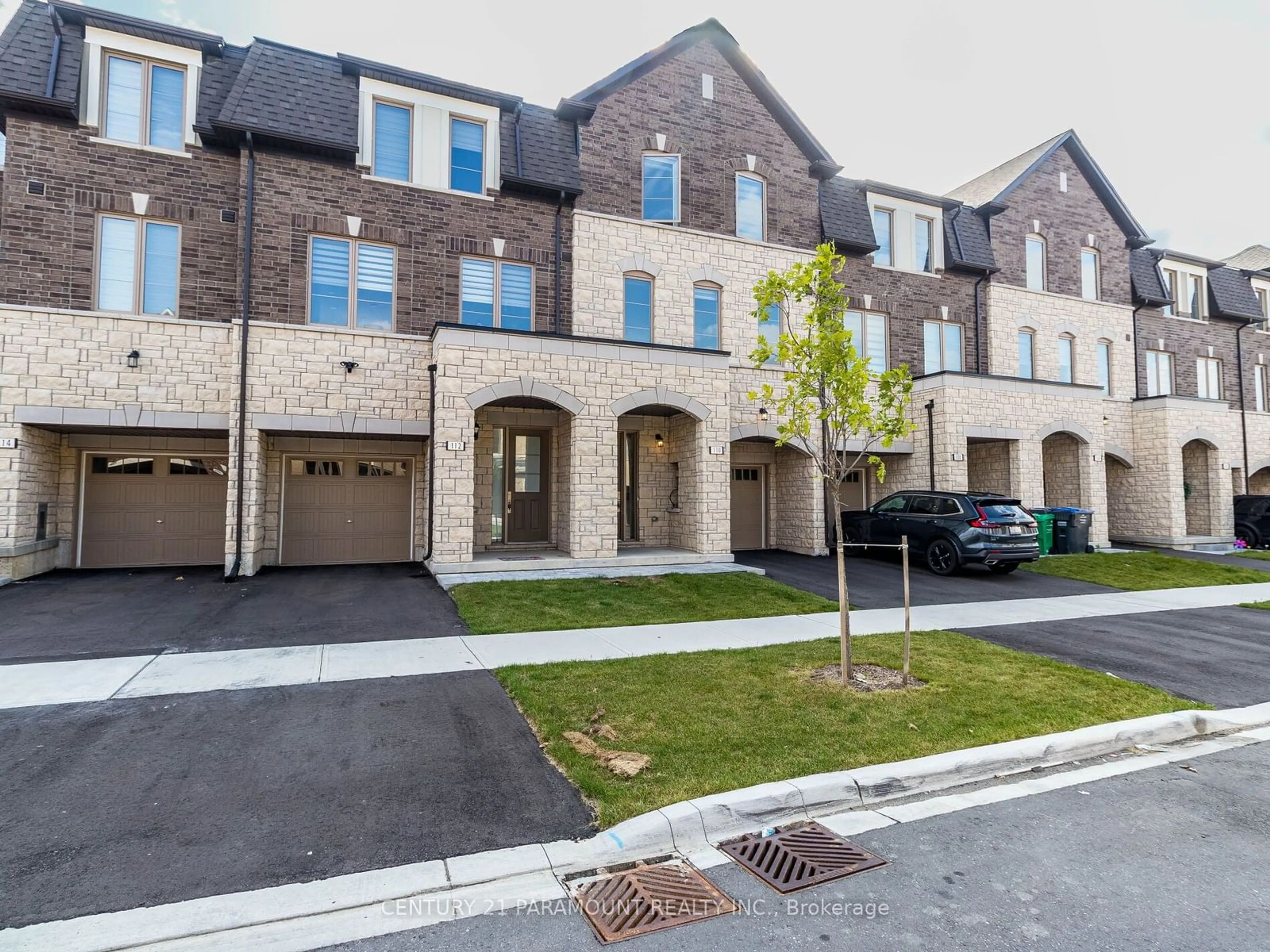 A pic from outside/outdoor area/front of a property/back of a property/a pic from drone, street for 110 Halliford Pl, Brampton Ontario L6P 0N5