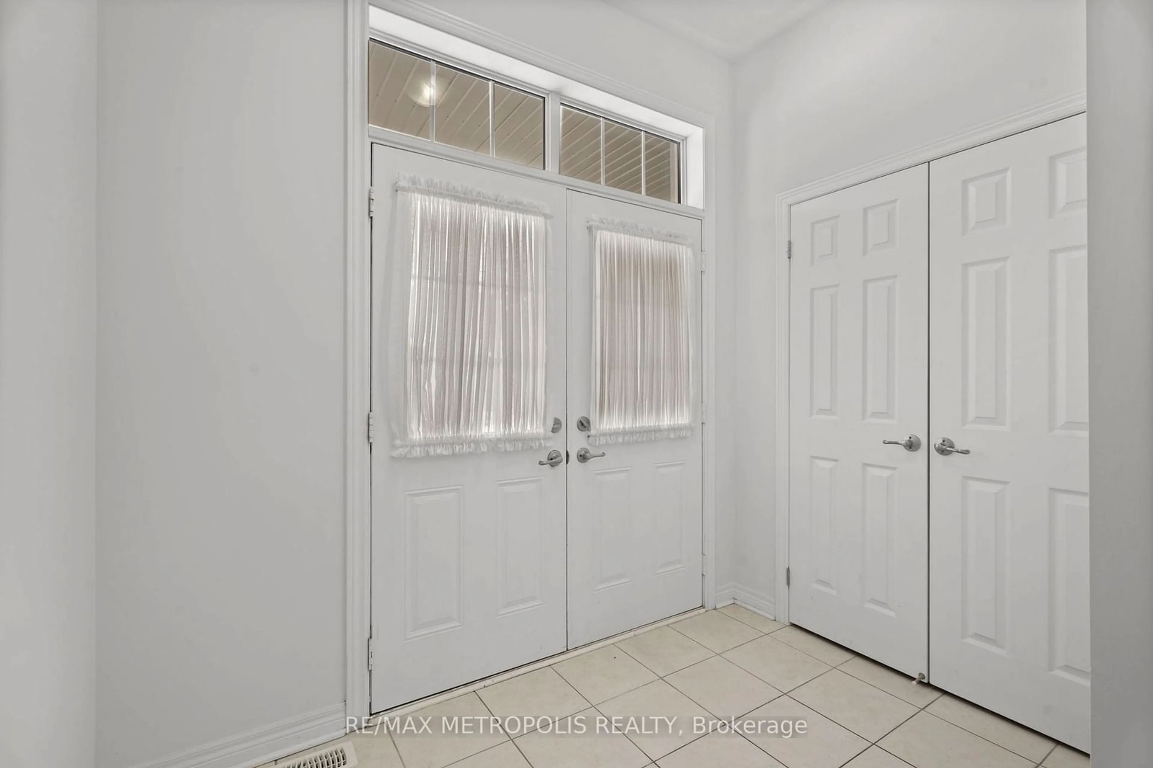 Indoor entryway for 349 Leadwood Gate, Oakville Ontario L6M 1L7