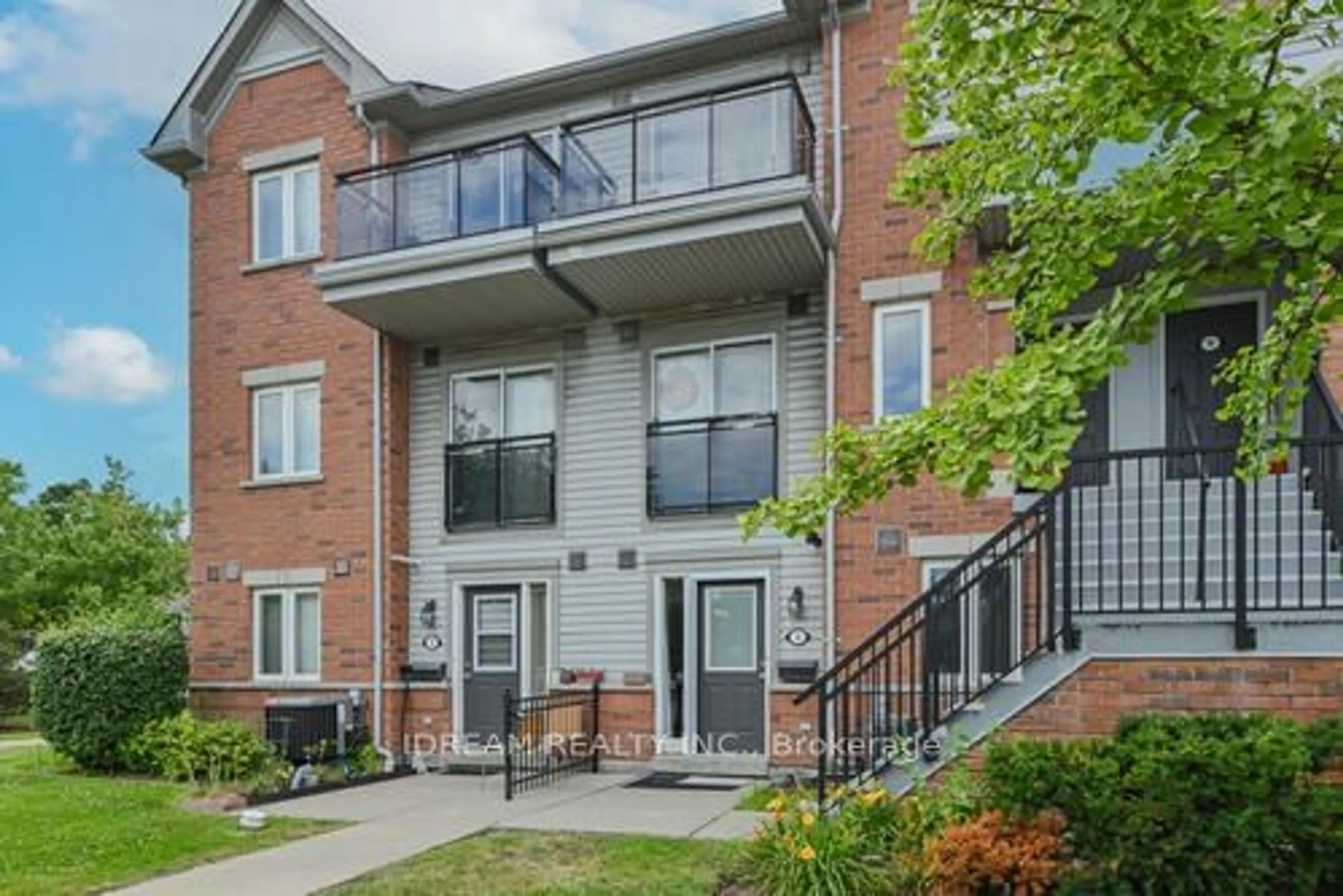 Home with brick exterior material, street for 4620 Guildwood Way #5, Mississauga Ontario L5R 4H5