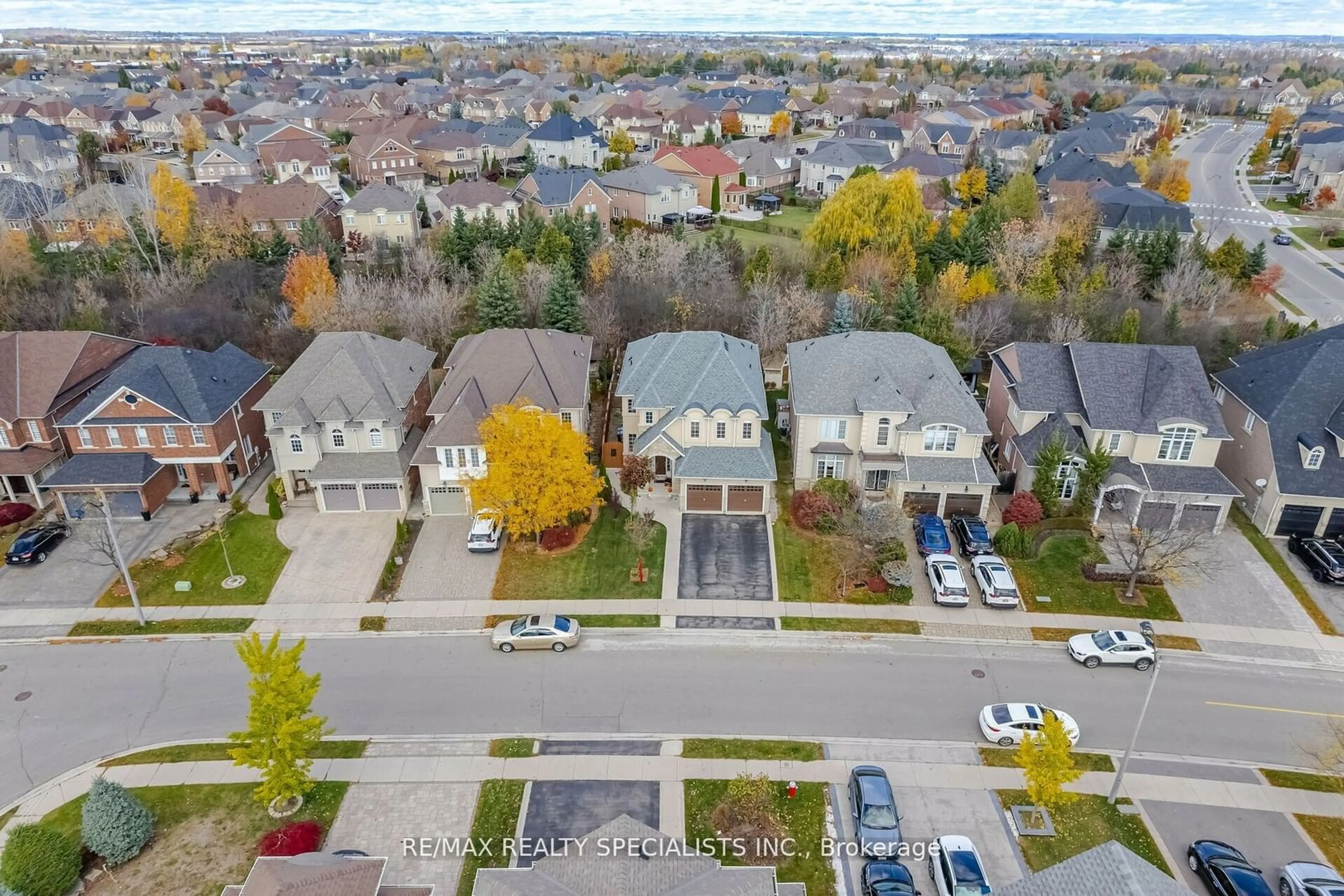 A pic from outside/outdoor area/front of a property/back of a property/a pic from drone, street for 7 Sorbonne Dr, Brampton Ontario L6P 1W5