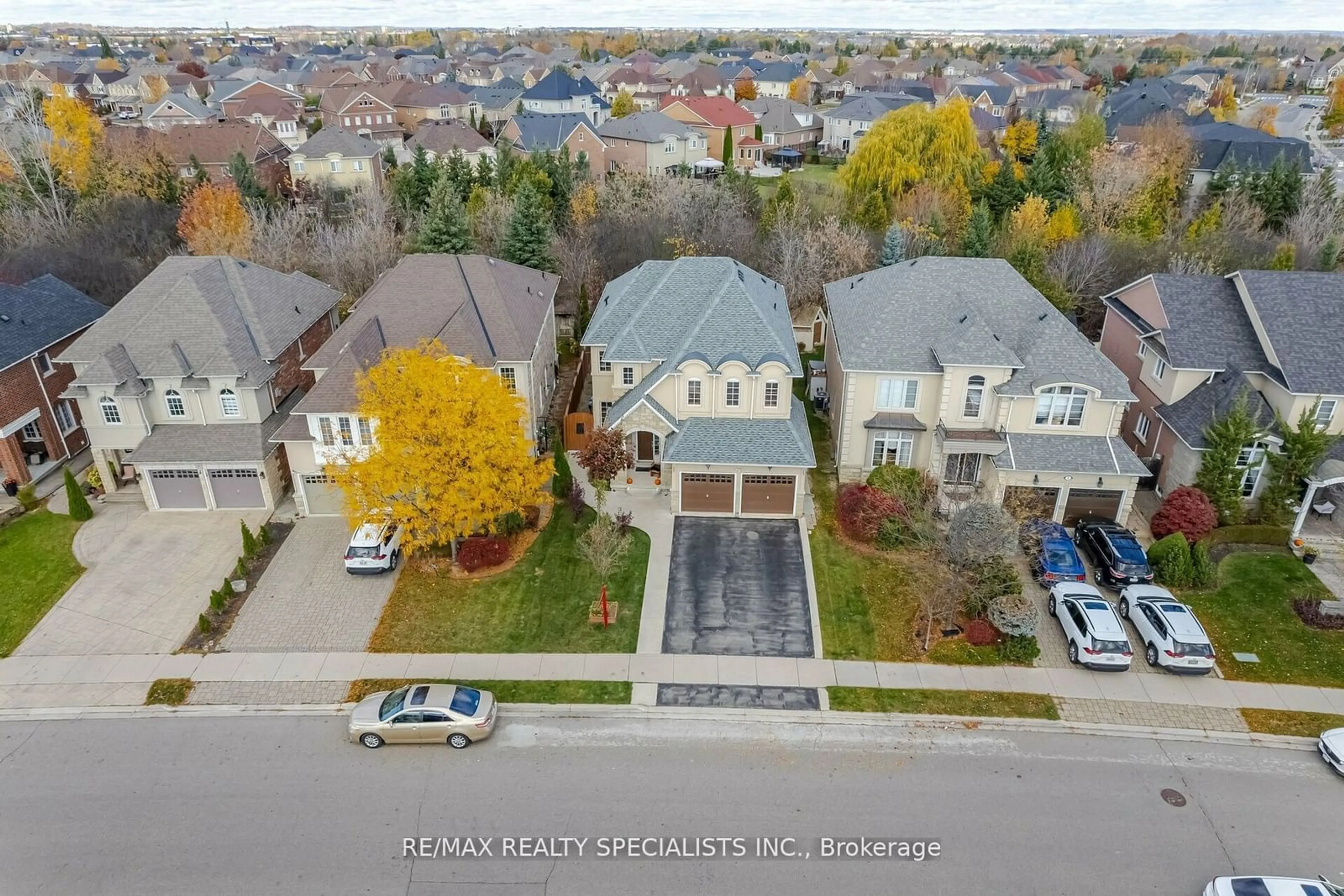 A pic from outside/outdoor area/front of a property/back of a property/a pic from drone, street for 7 Sorbonne Dr, Brampton Ontario L6P 1W5