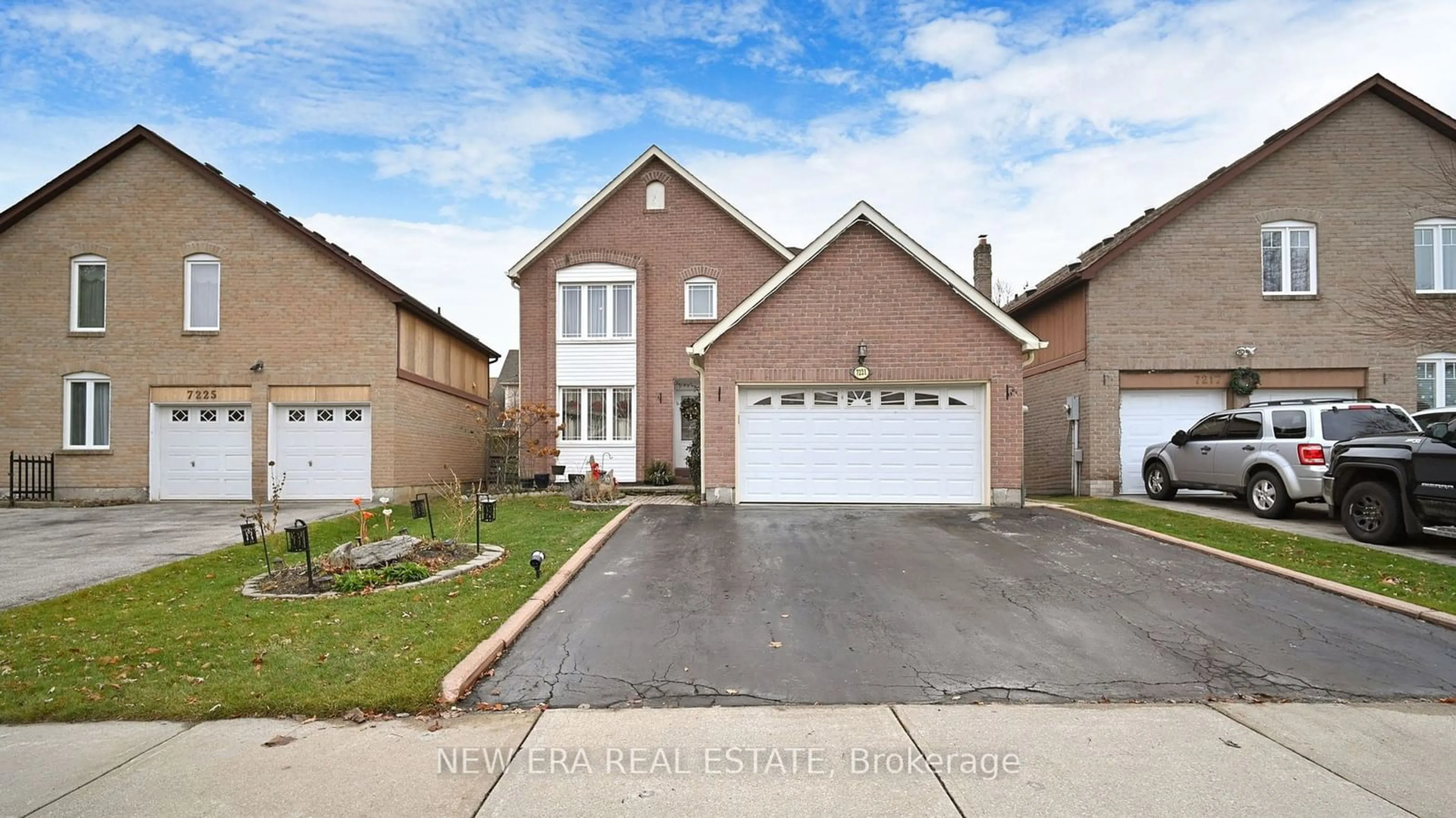 Home with brick exterior material, street for 7221 Danton Promenade, Mississauga Ontario L5N 5C5