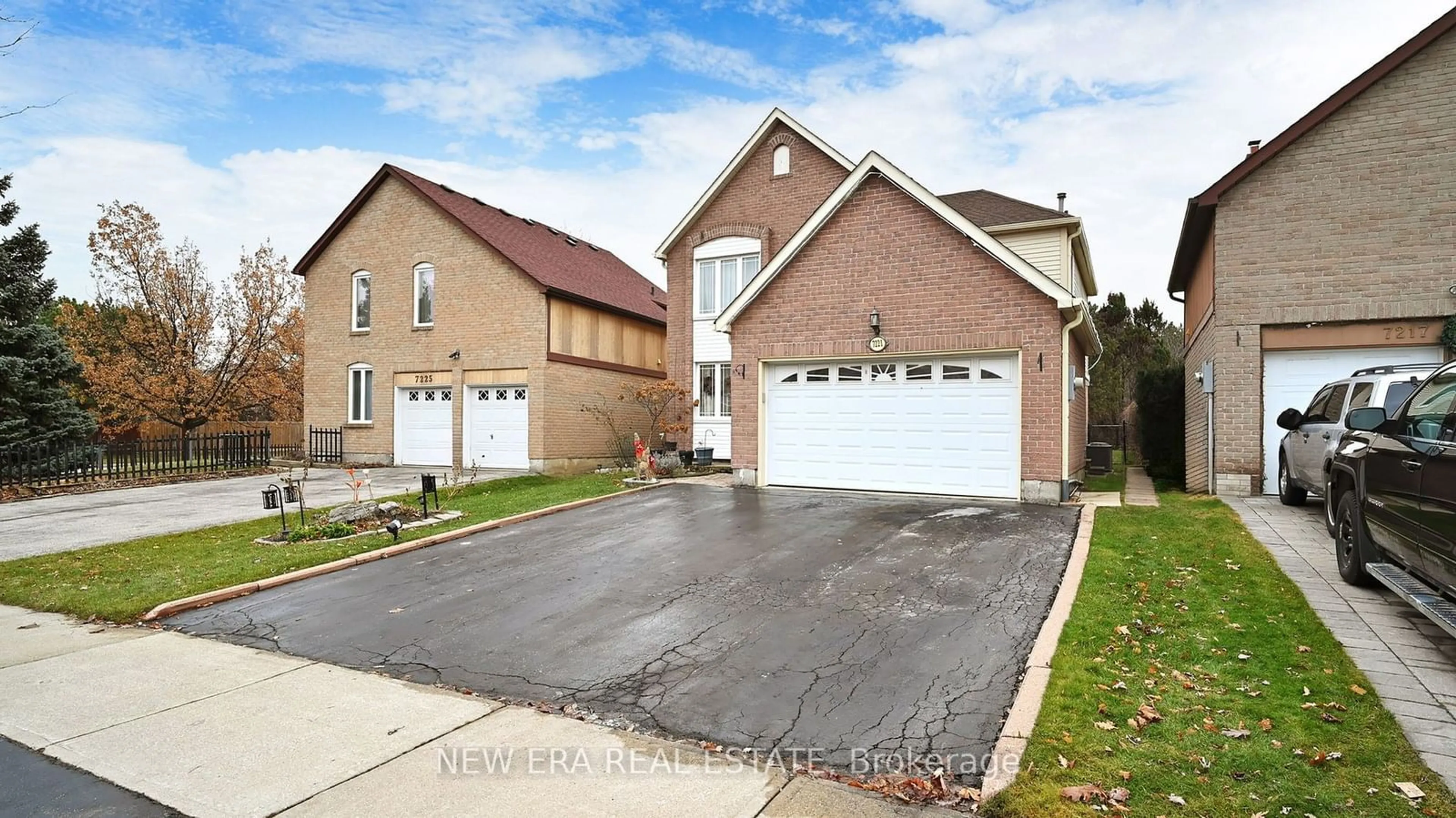 Home with brick exterior material, street for 7221 Danton Promenade, Mississauga Ontario L5N 5C5