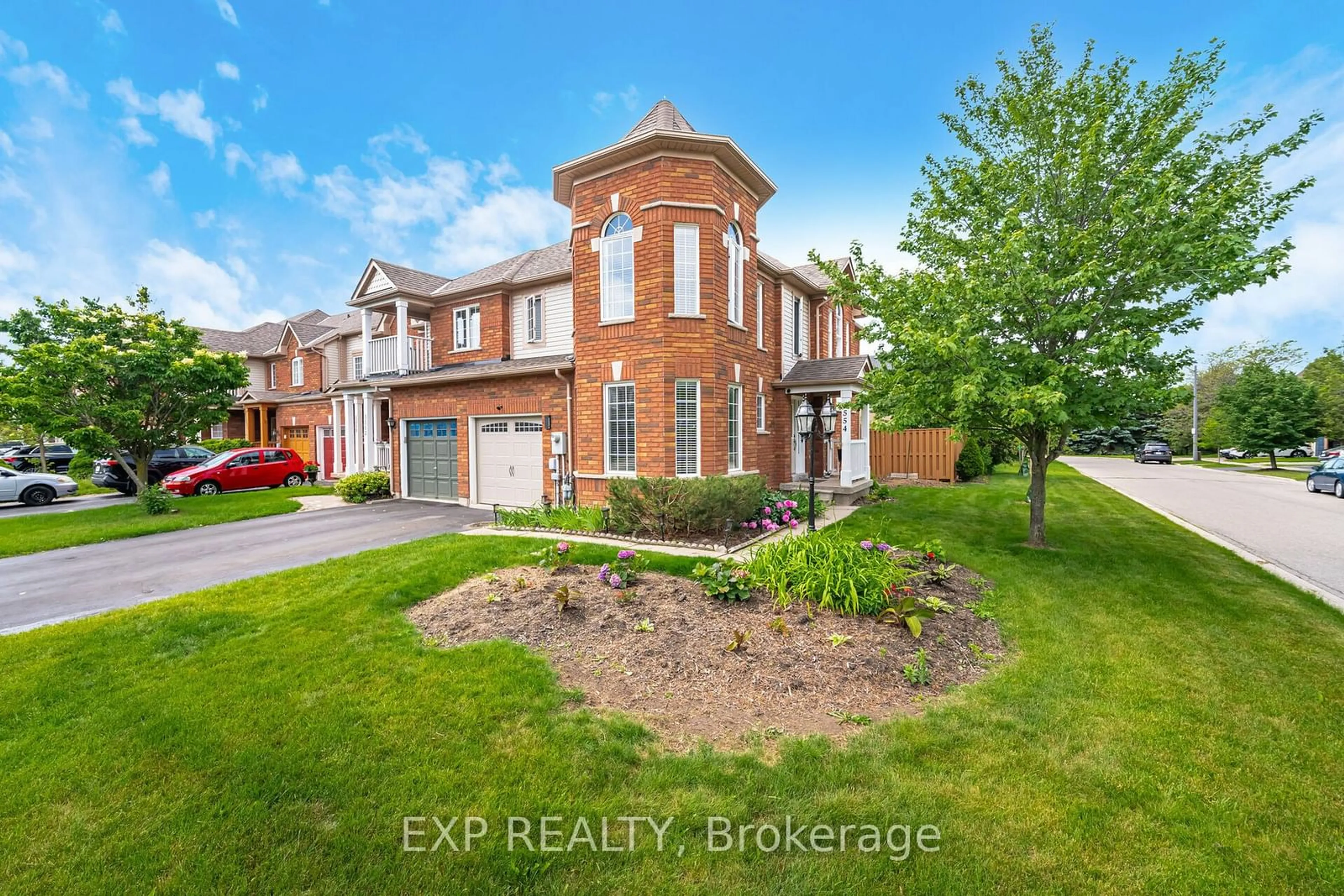 A pic from outside/outdoor area/front of a property/back of a property/a pic from drone, street for 5554 Linwell Pl, Mississauga Ontario L5M 6L7