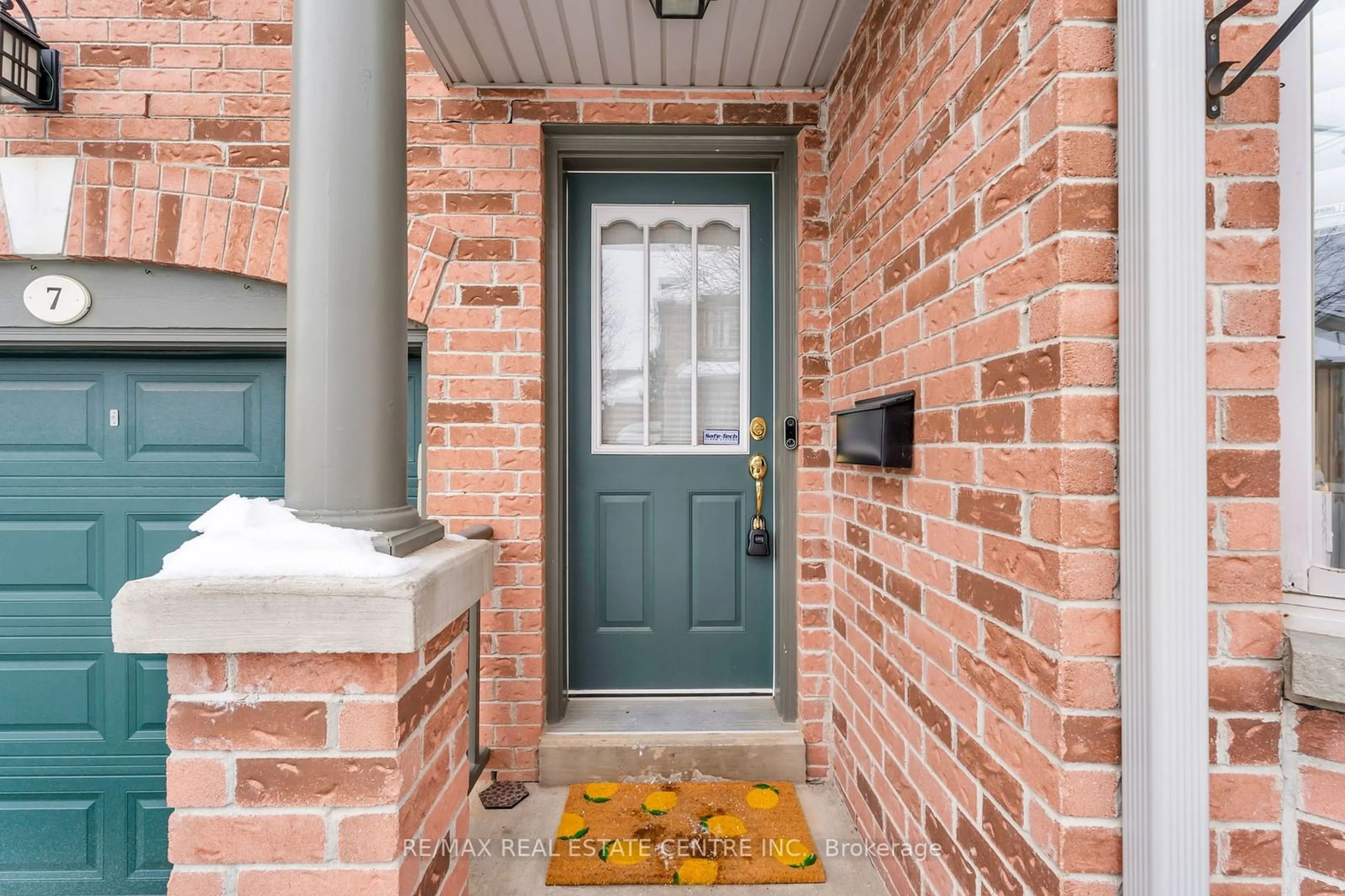 Indoor entryway for 76 River Dr #7, Halton Hills Ontario L7G 2J2